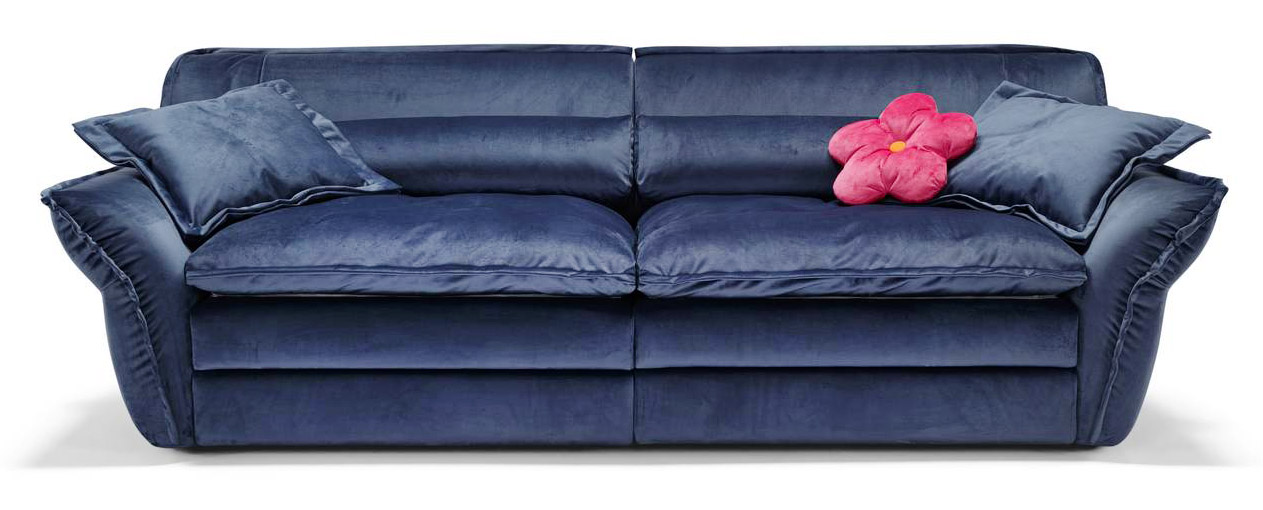 È caratterizzato da un design oversize il divano modulare Astoria di Egoitaliano che è corredato dall’innovativa combinazione di cuscino poggiareni e topper fissato sui cuscini di seduta, entrambi sfoderabili, che ne elevano il livello di ergonomia. L’imbottitura che simula la leggerezza della piuma è derivata dal riciclo di bottiglie di plastica. Il tessuto Dubai, in velluto cinigliato sintetico con finitura cangiante, è morbido, idrorepellente, antimacchia e altamente resistente all’usura e al pilling. https://www.egoitaliano.com – Salone del mobile 2025, padiglione 3, Stand A23/B31. È caratterizzato da un design oversize il divano modulare Astoria di Egoitaliano che è corredato dall’innovativa combinazione di cuscino poggiareni e topper fissato sui cuscini di seduta, entrambi sfoderabili, che ne elevano il livello di ergonomia. L’imbottitura che simula la leggerezza della piuma è derivata dal riciclo di bottiglie di plastica. Il tessuto Dubai, in velluto cinigliato sintetico con finitura cangiante, è morbido, idrorepellente, antimacchia e altamente resistente all’usura e al pilling. https://www.egoitaliano.com – Salone del mobile 2025, padiglione 3, Stand A23/B31.