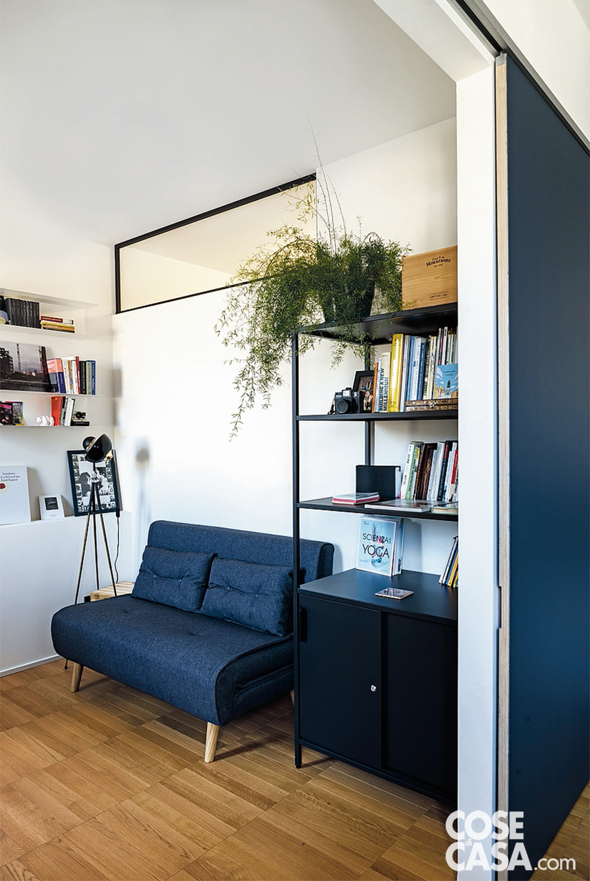 Anche nello studio, usato spesso come camera per gli ospiti, una finestra interna è stata ritagliata in alto nella parete divisoria. In questo modo l'attiguo ambiente di servizio, altrimenti cieco, gode di luce naturale. La stanza è separata dal soggiorno tramite una delle due ante mobili blu. Anche nello studio, usato spesso come camera per gli ospiti, una finestra interna è stata ritagliata in alto nella parete divisoria. In questo modo l'attiguo ambiente di servizio, altrimenti cieco, gode di luce naturale. La stanza è separata dal soggiorno tramite una delle due ante mobili blu.