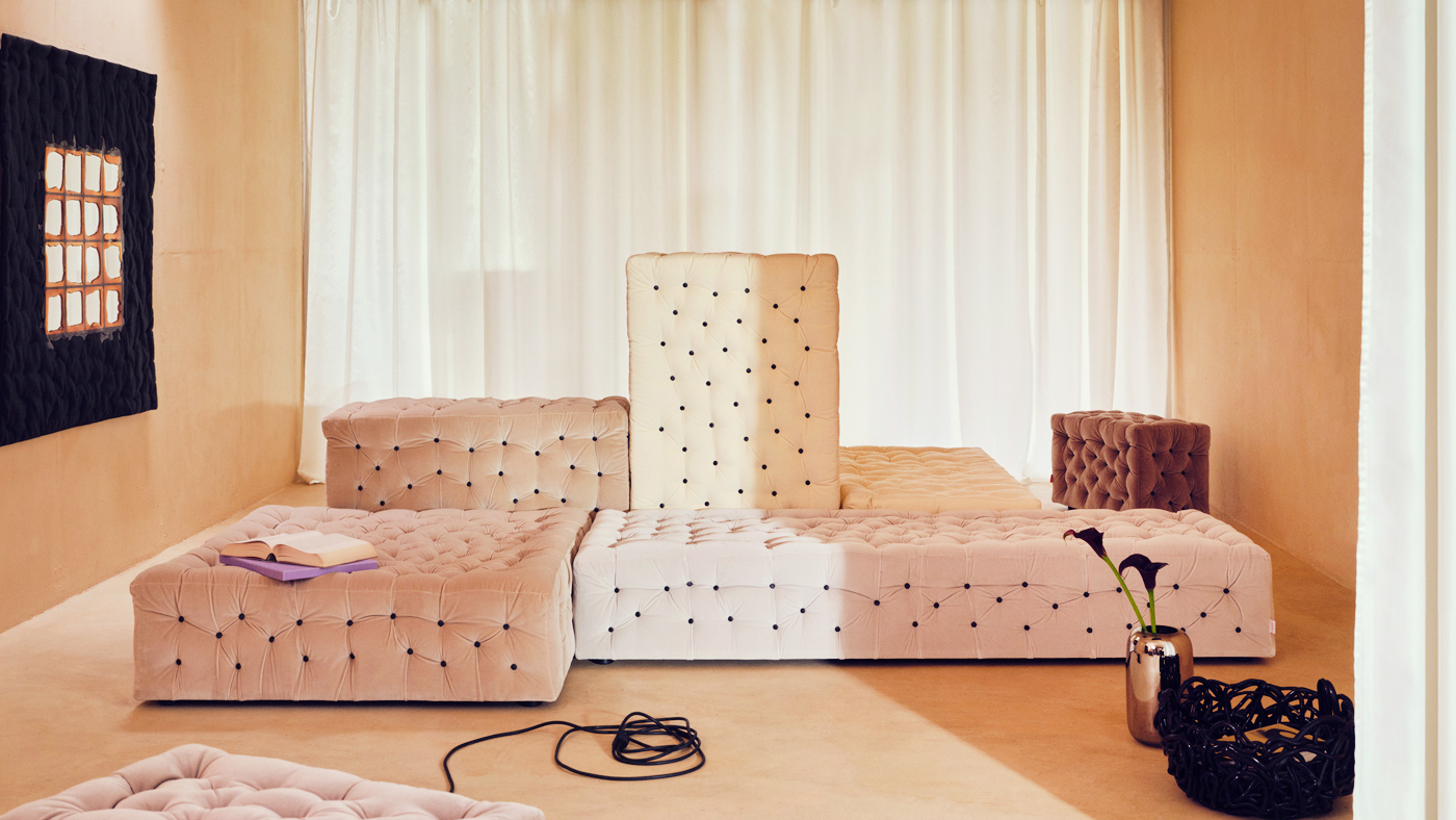 Novità e classici senza tempo per Meritalia come il divano componibile La Michetta progettato da Gaetano Pesce: è composto da moduli eclettici, con dimensioni, forme e colori diversi, che possono essere riposizionati a piacere.  https://meritalia.it – Salone del mobile 2025, padiglione 22, stand B30. Novità e classici senza tempo per Meritalia come il divano componibile La Michetta progettato da Gaetano Pesce: è composto da moduli eclettici, con dimensioni, forme e colori diversi, che possono essere riposizionati a piacere.  https://meritalia.it – Salone del mobile 2025, padiglione 22, stand B30.