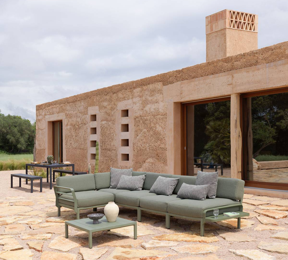 Il divano da esterno Maximo di Nardi con la struttura realizzata in resina rigenerata colorata in massa è dotato di due nuovi pratici componenti: il portaoggetti laterale agganciabile alla seduta e il tavolino da appoggio che può essere lasciato free-standing o inserito in qualsiasi punto della composizione. https://www.nardioutdoor.com/it - Salone del mobile 2025, padiglione 14, Stand A23/B22. Il divano da esterno Maximo di Nardi con la struttura realizzata in resina rigenerata colorata in massa è dotato di due nuovi pratici componenti: il portaoggetti laterale agganciabile alla seduta e il tavolino da appoggio che può essere lasciato free-standing o inserito in qualsiasi punto della composizione. https://www.nardioutdoor.com/it - Salone del mobile 2025, padiglione 14, Stand A23/B22.