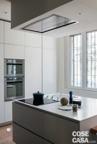 Il blocco isola a cui è collegato il tavolo col ripiano in rovere sospeso.