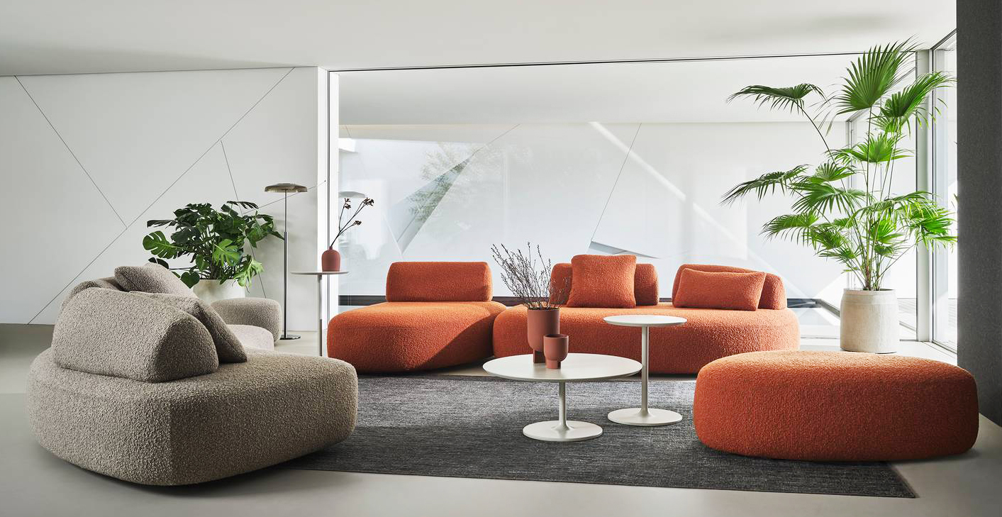 Gli elementi imbottiti Isole Kamari di Twils consentono di dare vita a composizioni regolari o irregolari, singole o multiple, perché si possono combinare tra loro in modo armonioso. Gli schienali e i braccioli movibili aumentano rendono il sistema particolarmente flessibile; le proporzioni e i dettagli sono studiati per poter abbinare le isole al sistema di divani Kamari. https://www.twils.it - Salone del mobile 2025, padiglione 14, Stand A39/B36. Gli elementi imbottiti Isole Kamari di Twils consentono di dare vita a composizioni regolari o irregolari, singole o multiple, perché si possono combinare tra loro in modo armonioso. Gli schienali e i braccioli movibili aumentano rendono il sistema particolarmente flessibile; le proporzioni e i dettagli sono studiati per poter abbinare le isole al sistema di divani Kamari. https://www.twils.it - Salone del mobile 2025, padiglione 14, Stand A39/B36.