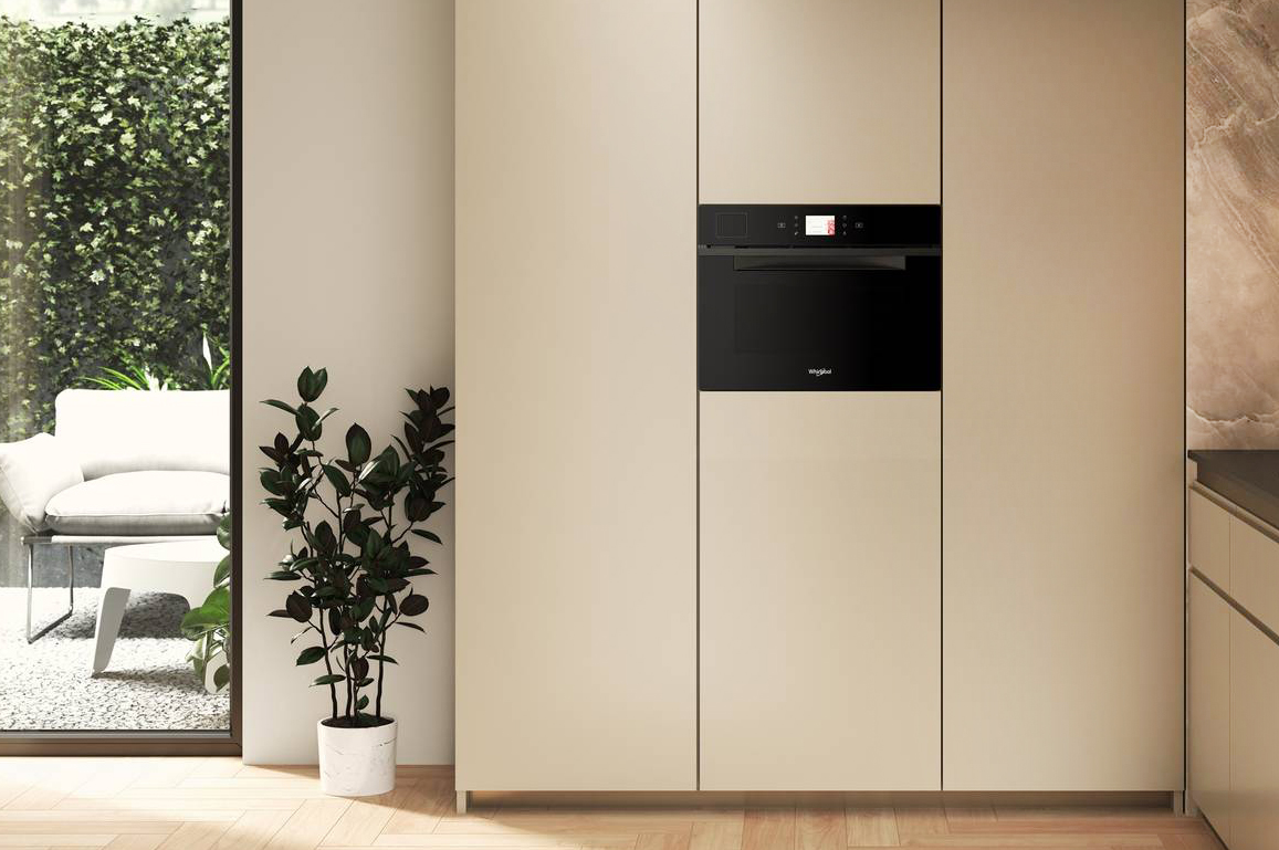 Il forno compatto con microonde WCollection di Whirlpool unisce dimensioni e funzionalità nella cavità da 45 cm che ottimizza gli spazi. L’ampia capacità interna e la funzione Cook3 consentono di cuocere contemporaneamente su tre livelli senza che si mescolino sapori e aromi. È dotato anche delle funzioni Crisp e CrispFry e di una sonda per la temperatura. Prezzo da rivenditore. www.whirlpool.it Il forno compatto con microonde WCollection di Whirlpool unisce dimensioni e funzionalità nella cavità da 45 cm che ottimizza gli spazi. L’ampia capacità interna e la funzione Cook3 consentono di cuocere contemporaneamente su tre livelli senza che si mescolino sapori e aromi. È dotato anche delle funzioni Crisp e CrispFry e di una sonda per la temperatura. Prezzo da rivenditore. www.whirlpool.it
