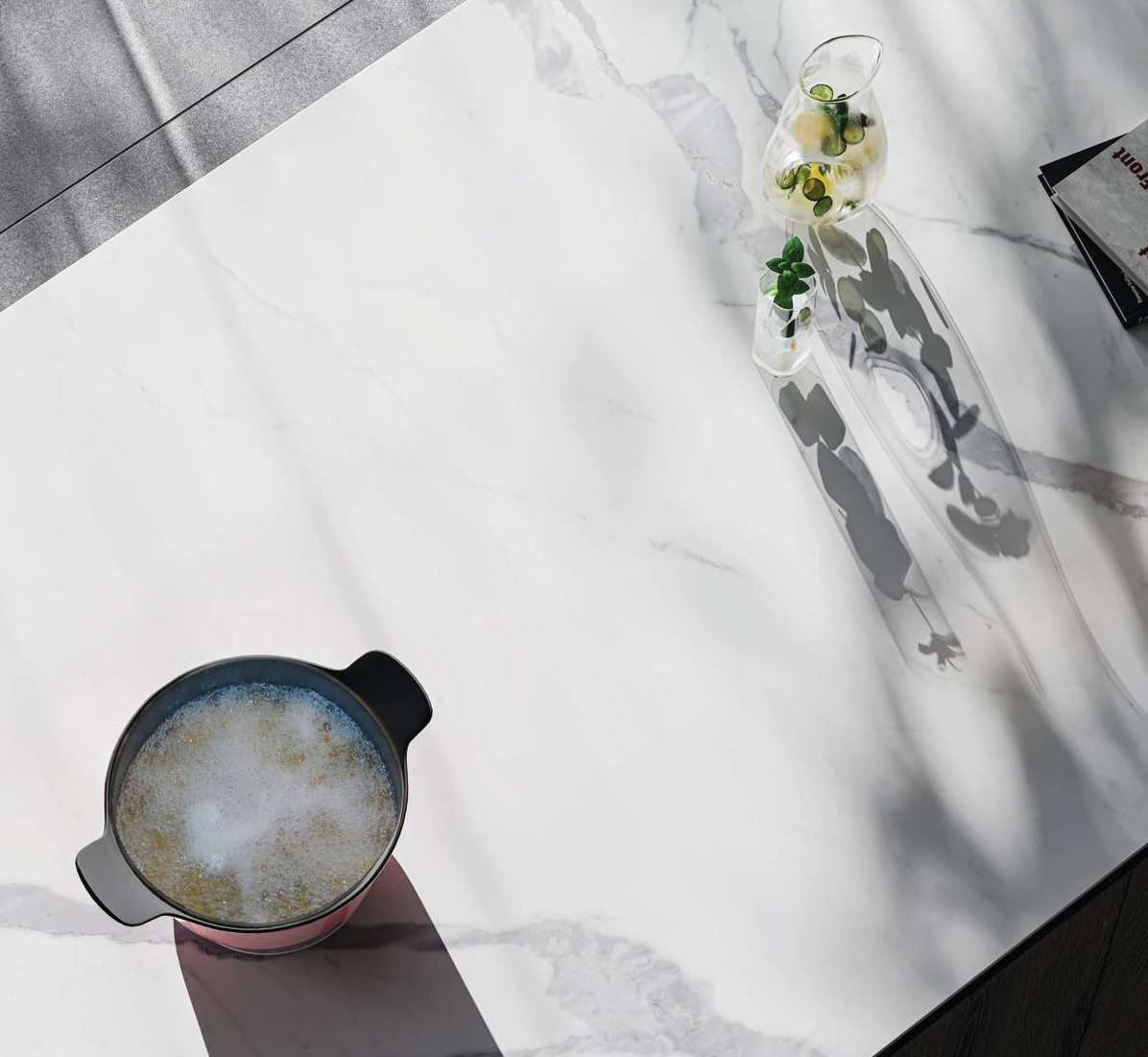 Durante la Design Week milanese RAK Ceramics apre il Design Hub in via Borgogna 8, un rifugio di 400 mq in cui la comunità del design può esplorare l'offerta di prodotti innovativi di RAK Ceramics e sperimentare l'etica unica del marchio. Sarà esposto anche CookingRAK, il sistema a induzione nascosto completamente integrato nei piani cucina, dove la preparazione, la cottura e il momento conviviale si fondono in un’unica esperienza. Alla base di CookingRAK vi è la perfetta sinergia tra le elevate prestazioni delle lastre in gres porcellanato Maximus by RAK Ceramics e un avanzato sistema a induzione che sfrutta il principio del campo magnetico. Le lastre contertop utilizzate come piano di lavoro sono resistenti al calore, alle macchie e ai graffi, e offrono un'elevata impermeabilità che ne facilita la pulizia e garantisce massima igiene a contatto con gli alimenti, contribuendo a ridurre il rischio di proliferazione di muffe e batteri.
www.rakceramics.com – Design Hub – Via Borgogna 8, Milano. Durante la Design Week milanese RAK Ceramics apre il Design Hub in via Borgogna 8, un rifugio di 400 mq in cui la comunità del design può esplorare l'offerta di prodotti innovativi di RAK Ceramics e sperimentare l'etica unica del marchio. Sarà esposto anche CookingRAK, il sistema a induzione nascosto completamente integrato nei piani cucina, dove la preparazione, la cottura e il momento conviviale si fondono in un’unica esperienza. Alla base di CookingRAK vi è la perfetta sinergia tra le elevate prestazioni delle lastre in gres porcellanato Maximus by RAK Ceramics e un avanzato sistema a induzione che sfrutta il principio del campo magnetico. Le lastre contertop utilizzate come piano di lavoro sono resistenti al calore, alle macchie e ai graffi, e offrono un'elevata impermeabilità che ne facilita la pulizia e garantisce massima igiene a contatto con gli alimenti, contribuendo a ridurre il rischio di proliferazione di muffe e batteri.
www.rakceramics.com – Design Hub – Via Borgogna 8, Milano.