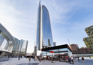 Aeg è protagonista del Fuorisalone 2025 con Aeg Design Hub, un progetto che celebra la fusione tra design, intelligenza artificiale e tecnologia all’avanguardia. Situato nella vibrante cornice di Portanuova, questo spazio esperienziale esprime al massimo la visione progettuale di Aeg, reinterpretando la filosofia del Bauhaus, attraverso forme essenziali, materiali innovativi e tecnologia perfettamente integrata. Nel cuore dell’installazione si trova il Main Stage, il palcoscenico con talk, interviste con designer e chef d’eccezione e appuntamenti speciali. Inoltre l’Aeg Experience Area invita i visitatori a vivere in prima persona l’eccellenza del brand attraverso un percorso sensoriale che unisce estetica, tecnologia e funzionalità. Qui è possibile scoprire e provare la nuova gamma di elettrodomestici da incasso come il forno Serie 8000 SteamPro che rappresenta l'apice della tecnologia, unendo design e intelligenza artificiale. Cuore pulsante di questa innovazione è l’AI TasteAssist, che seleziona automaticamente i tempi, la funzione e la temperatura, ottimizzati, garantendo risultati impeccabili.
www.aeg.it – Design Hub, Portanuova - piazza Gae Aulenti, Milano. Aeg è protagonista del Fuorisalone 2025 con Aeg Design Hub, un progetto che celebra la fusione tra design, intelligenza artificiale e tecnologia all’avanguardia. Situato nella vibrante cornice di Portanuova, questo spazio esperienziale esprime al massimo la visione progettuale di Aeg, reinterpretando la filosofia del Bauhaus, attraverso forme essenziali, materiali innovativi e tecnologia perfettamente integrata. Nel cuore dell’installazione si trova il Main Stage, il palcoscenico con talk, interviste con designer e chef d’eccezione e appuntamenti speciali. Inoltre l’Aeg Experience Area invita i visitatori a vivere in prima persona l’eccellenza del brand attraverso un percorso sensoriale che unisce estetica, tecnologia e funzionalità. Qui è possibile scoprire e provare la nuova gamma di elettrodomestici da incasso come il forno Serie 8000 SteamPro che rappresenta l'apice della tecnologia, unendo design e intelligenza artificiale. Cuore pulsante di questa innovazione è l’AI TasteAssist, che seleziona automaticamente i tempi, la funzione e la temperatura, ottimizzati, garantendo risultati impeccabili.
www.aeg.it – Design Hub, Portanuova - piazza Gae Aulenti, Milano.