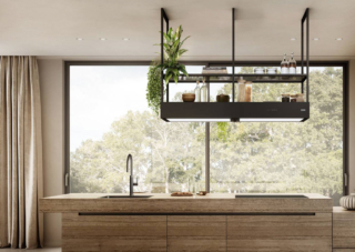 Di grande impatto visivo, la cappa a isola Mythos T-Shelf Evolution di Franke combina in modo elegante le funzioni di aspirazione e di fonte di illuminazione. Larga 160 cm e con due pannelli luminosi da 80 cm, si trasforma anche in un elegante lampadario, diventando il vero protagonista dell’ambiente. Grazie al dimmer, è possibile scegliere un’illuminazione intensa per lavorare con precisione o più soft per diffondere una luce avvolgente in tutta la zona living, creando un ambiente caldo e accogliente. Inoltre, la funzione Tunable White permette di regolare la temperatura del colore, dal caldo al freddo, adattandosi a ogni situazione. I ripiani in vetro grigio fumo possono essere installati a tre diverse altezze, e, sul fronte della funzionalità, Mythos T-Shelf Evolution si distingue per la tecnologia K-LINK, che consente alla cappa di dialogare in modo intelligente con il piano a induzione Mythos.
www.franke.com - Fuorisalone, Flagship Store -Via Pontaccio 18, Milano. Di grande impatto visivo, la cappa a isola Mythos T-Shelf Evolution di Franke combina in modo elegante le funzioni di aspirazione e di fonte di illuminazione. Larga 160 cm e con due pannelli luminosi da 80 cm, si trasforma anche in un elegante lampadario, diventando il vero protagonista dell’ambiente. Grazie al dimmer, è possibile scegliere un’illuminazione intensa per lavorare con precisione o più soft per diffondere una luce avvolgente in tutta la zona living, creando un ambiente caldo e accogliente. Inoltre, la funzione Tunable White permette di regolare la temperatura del colore, dal caldo al freddo, adattandosi a ogni situazione. I ripiani in vetro grigio fumo possono essere installati a tre diverse altezze, e, sul fronte della funzionalità, Mythos T-Shelf Evolution si distingue per la tecnologia K-LINK, che consente alla cappa di dialogare in modo intelligente con il piano a induzione Mythos.
www.franke.com - Fuorisalone, Flagship Store -Via Pontaccio 18, Milano.
