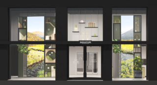 Signature Kitchen Suite nello showroom di Via Manzoni 47 porta in scena il gusto e la bellezza dell’essenzialità proponendo l’esperienza The Essential Touch che combina design, tecnologia e passione per il cibo. Fedele alla sua filosofia guida, “True to Food”, il brand propone per tutta la settimana un programma culinario che prevede degustazioni che utilizzano ingredienti nella loro forma più essenziale, conservati e preparati con gli elettrodomestici Signature Kitchen Suite. Viene inoltre presentata la collaborazione con la designer Elena Salmistraro per una nuova Capsule Collection dal mood retro-pop: l’essenzialità e purezza delle forme si sposa con le grafiche decise e accattivanti della collezione di cabinet Dual Code di Elena Salmistraro. I due soggetti, Supernova e Vector, in tre colori differenti, sono pensati per rivestire il vino cantina e il frigorifero convertibile sottopiano, stimolando la creatività e nuove soluzioni di interior design, anche, e soprattutto, al di fuori dalla cucina.
www.signaturekitchensuite.it - Signature Kitchen Suite Showroom - Via Manzoni 47, Milano. Signature Kitchen Suite nello showroom di Via Manzoni 47 porta in scena il gusto e la bellezza dell’essenzialità proponendo l’esperienza The Essential Touch che combina design, tecnologia e passione per il cibo. Fedele alla sua filosofia guida, “True to Food”, il brand propone per tutta la settimana un programma culinario che prevede degustazioni che utilizzano ingredienti nella loro forma più essenziale, conservati e preparati con gli elettrodomestici Signature Kitchen Suite. Viene inoltre presentata la collaborazione con la designer Elena Salmistraro per una nuova Capsule Collection dal mood retro-pop: l’essenzialità e purezza delle forme si sposa con le grafiche decise e accattivanti della collezione di cabinet Dual Code di Elena Salmistraro. I due soggetti, Supernova e Vector, in tre colori differenti, sono pensati per rivestire il vino cantina e il frigorifero convertibile sottopiano, stimolando la creatività e nuove soluzioni di interior design, anche, e soprattutto, al di fuori dalla cucina.
www.signaturekitchensuite.it - Signature Kitchen Suite Showroom - Via Manzoni 47, Milano.