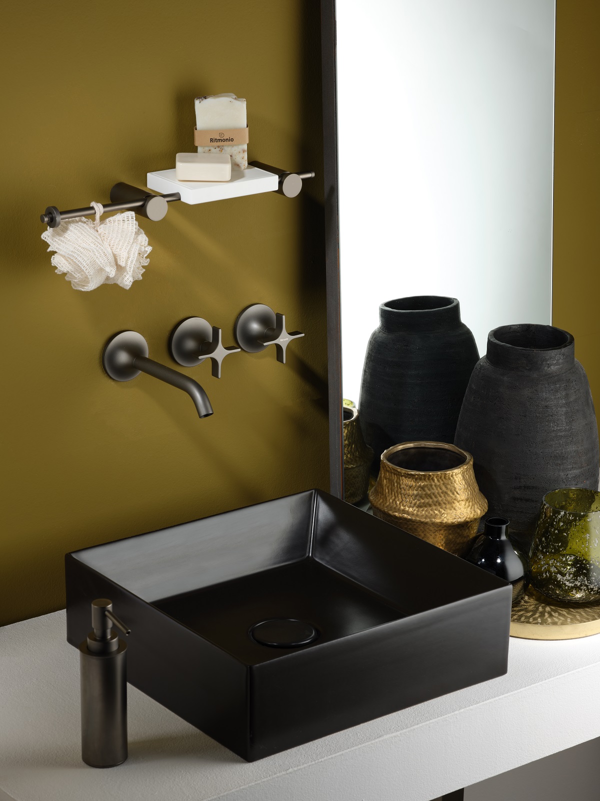 È da parete il gruppo a tre fori a incasso per lavabo con manopole a stella Diametro35 Cross di Ritmonio. La canna ha una lunghezza di 23,7 cm. Prezzo della finitura Frosted Black Chrome, Iva esclusa, 844 euro. www.ritmonio.it