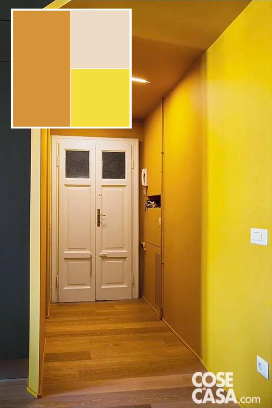 In questo appartamento l'entrata che conduce al soggiorno presenta una tinteggiatura in giallo sulle pareti e sul soffitto ribassato in cartongesso. Viene creato così una sorta di tunnel monocromatico d'accesso, che risulta molto scenografico e caratteristico dal punto di vista estetico. Il colore è spezzato soltanto dal bianco della porta e dal pavimento in parquet rovere naturale, cosicché l'insieme trasmette una sensazione di accoglienza e calore. Foto: Cristina Galliena Bohman. Styling: Rosaria Galli. Progetto: Studiocarta, arch. Mauro Carta in collaborazione con arch. Samuele Nicolaci e arch. Silvia Faravelli.