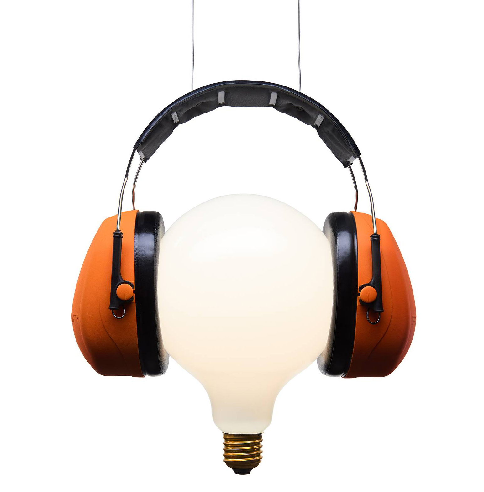 Insolita e originale la lampada a sospensione Shhh! di Ingo Maurer: ha l'aspetto di un paio di cuffie antirumore che “racchiudono” una lampadina. La vera fonte di luce però sono due faretti direzionali, posizionati nella parte inferiore, in grado di proiettare accenti luminosi sulla superficie sottostante.  https://www.ingo-maurer.com/it – Euroluce, padiglione 10, stand C21/D18. Insolita e originale la lampada a sospensione Shhh! di Ingo Maurer: ha l'aspetto di un paio di cuffie antirumore che “racchiudono” una lampadina. La vera fonte di luce però sono due faretti direzionali, posizionati nella parte inferiore, in grado di proiettare accenti luminosi sulla superficie sottostante.  https://www.ingo-maurer.com/it – Euroluce, padiglione 10, stand C21/D18.