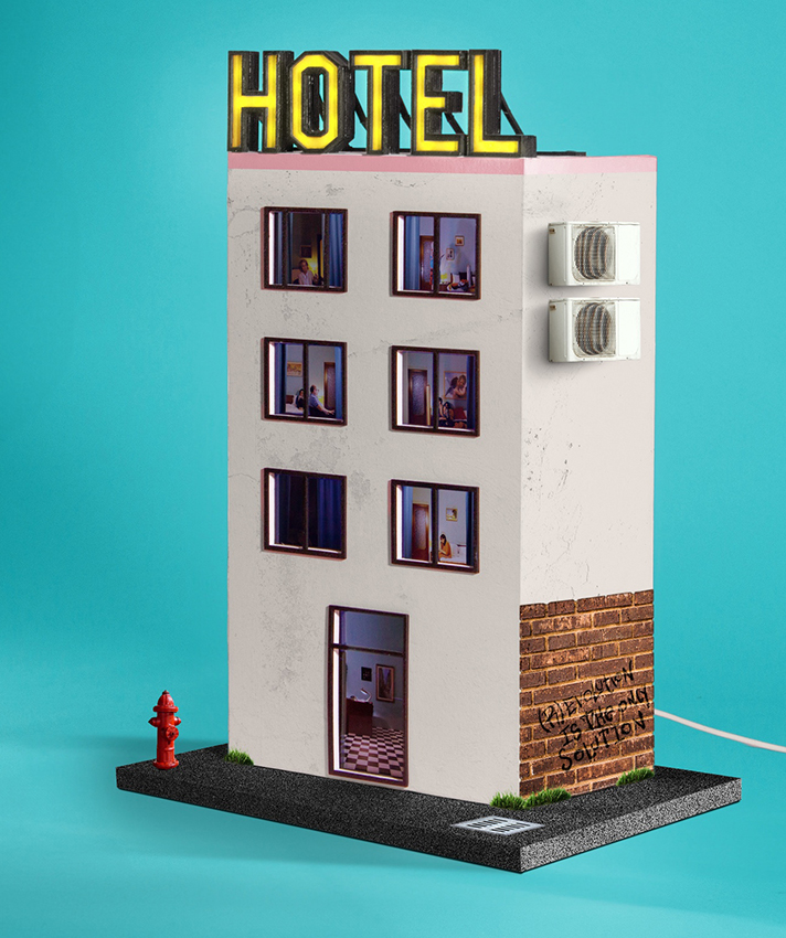 La nuova lampada da tavolo Hotel Voyeur di Seletti è una ‘lampada di compagnia’, capace di accendere la curiosità umana: riproduce la facciata di un hotel, con sei finestre e una porta aperte al cui interno prendono vita piccoli schermi che trasmettono brevi video in loop della durata di sette minuti. Ogni video è ambientato in un set che riproduce l’interno di una camera d’hotel.  https://www.seletti.it - Fuorisalone, Seletti flagship store – Corso Garibaldi 117, Milano.