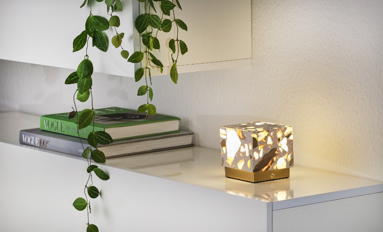 Un diffusore squadrato in pietra traslucente per la lampada da tavolo Terrazzo di Ledvance che è impreziosita da una base in metallo dorato. Non è solo un punto luce funzionale, ma anche un vero e proprio oggetto decorativo. https://www.ledvance.com – Euroluce, padiglione 02, stand A26. Un diffusore squadrato in pietra traslucente per la lampada da tavolo Terrazzo di Ledvance che è impreziosita da una base in metallo dorato. Non è solo un punto luce funzionale, ma anche un vero e proprio oggetto decorativo. https://www.ledvance.com – Euroluce, padiglione 02, stand A26.