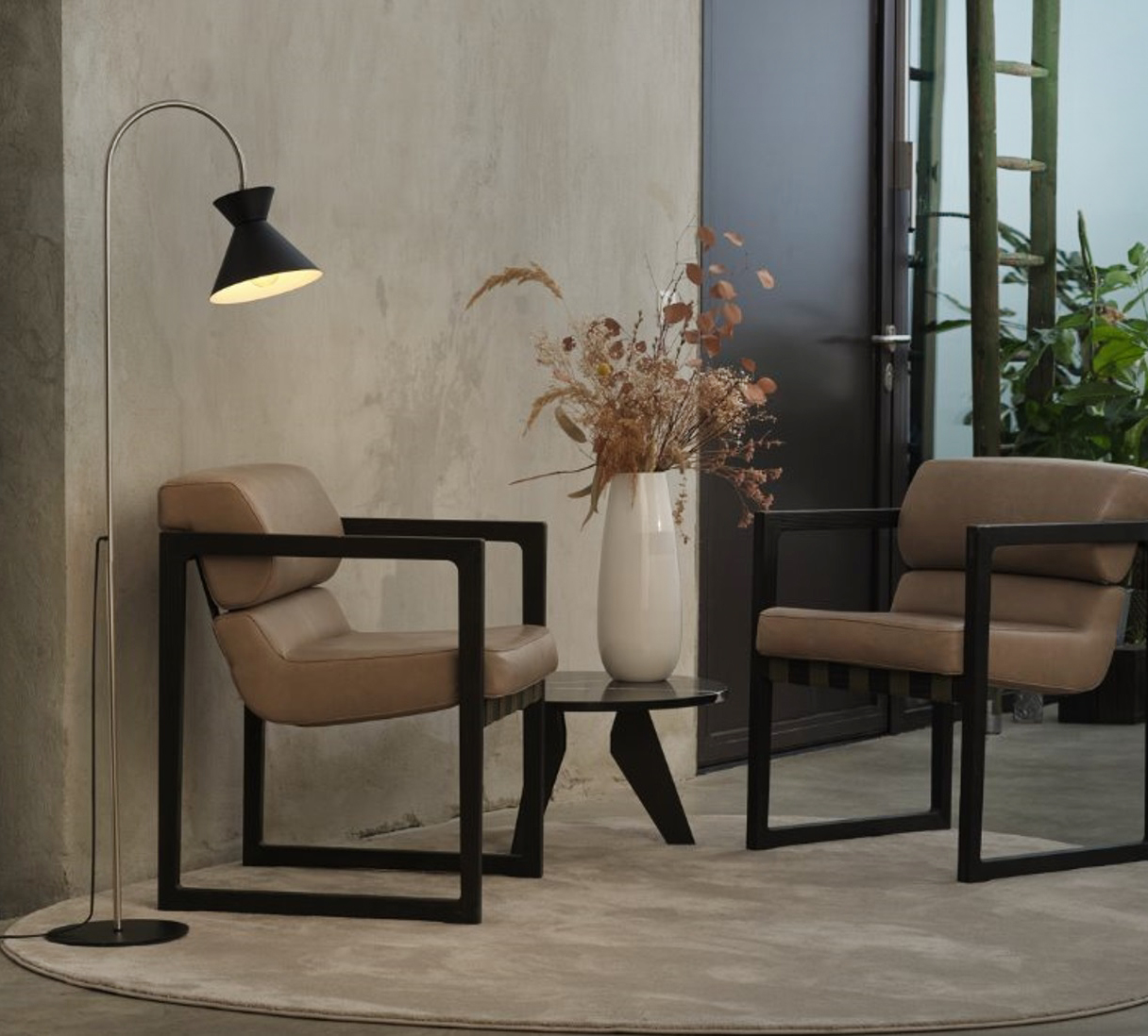 Una silhouette rigorosa e funzionale per la lampada da terra Simply Geometry di Ledvance completamente realizzata in metallo nero che la trasforma in un segno grafico e contemporaneo. Può essere collocata in ambienti con arredamenti sia classici sia moderni.  https://www.ledvance.com – Euroluce, padiglione 02, stand A26. Una silhouette rigorosa e funzionale per la lampada da terra Simply Geometry di Ledvance completamente realizzata in metallo nero che la trasforma in un segno grafico e contemporaneo. Può essere collocata in ambienti con arredamenti sia classici sia moderni.  https://www.ledvance.com – Euroluce, padiglione 02, stand A26.