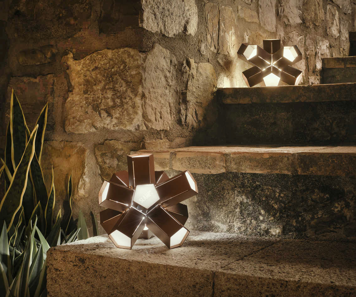 Una vera e propria scultura luminosa Bang di Slamp, la lampada outdoor composta da dieci bracci pentagonali di lunghezze diverse che si diramano dal centro e irradiano luce attraverso i tagli sul diffusore. È realizzata in acciaio trattato con cataforesi e verniciato a polvere che ne garantisce  una resistenza ottimale a tutte le condizioni climatiche. I diffusori sono in policarbonato opalino. https://www.slamp.com/it – Euroluce, padiglione 4, stand D13. Una vera e propria scultura luminosa Bang di Slamp, la lampada outdoor composta da dieci bracci pentagonali di lunghezze diverse che si diramano dal centro e irradiano luce attraverso i tagli sul diffusore. È realizzata in acciaio trattato con cataforesi e verniciato a polvere che ne garantisce  una resistenza ottimale a tutte le condizioni climatiche. I diffusori sono in policarbonato opalino. https://www.slamp.com/it – Euroluce, padiglione 4, stand D13.