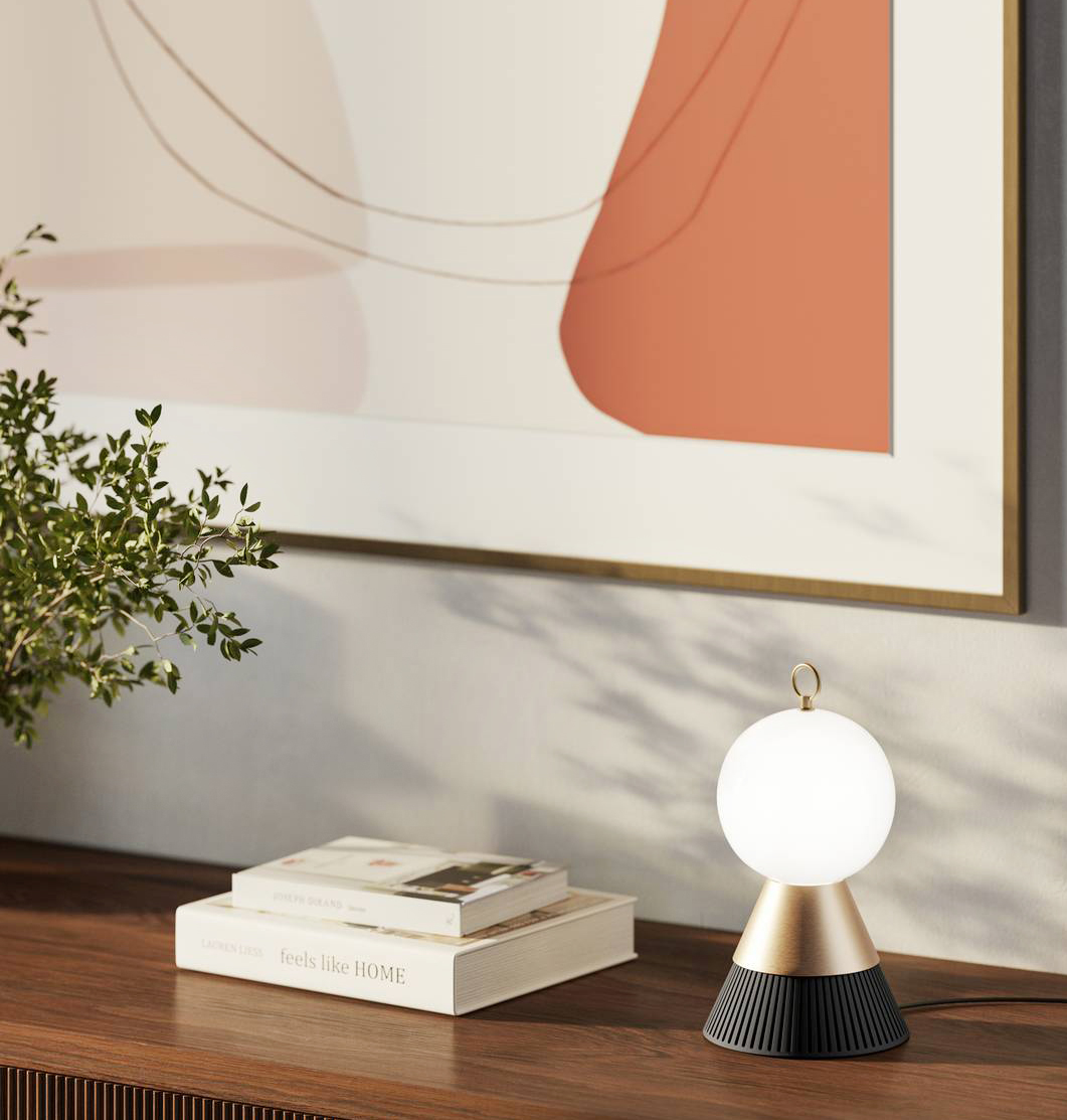 Si ispira ai piccoli amuleti della tradizione giapponese la lampada da tavolo Bozu di Masiero che è dotata di una funzionale tecnologia illuminotecnica con fonte a led integrata. È composta da una base in metallo galvanizzato dorato spazzolato con una fascia in metallo verniciato nero opaco rigato e da un diffusore a sfera in vetro triplex di Murano bianco opalino. https://www.masierogroup.com - Fuorisalone, Showroom Masiero – Via Statuto 16, Milano.