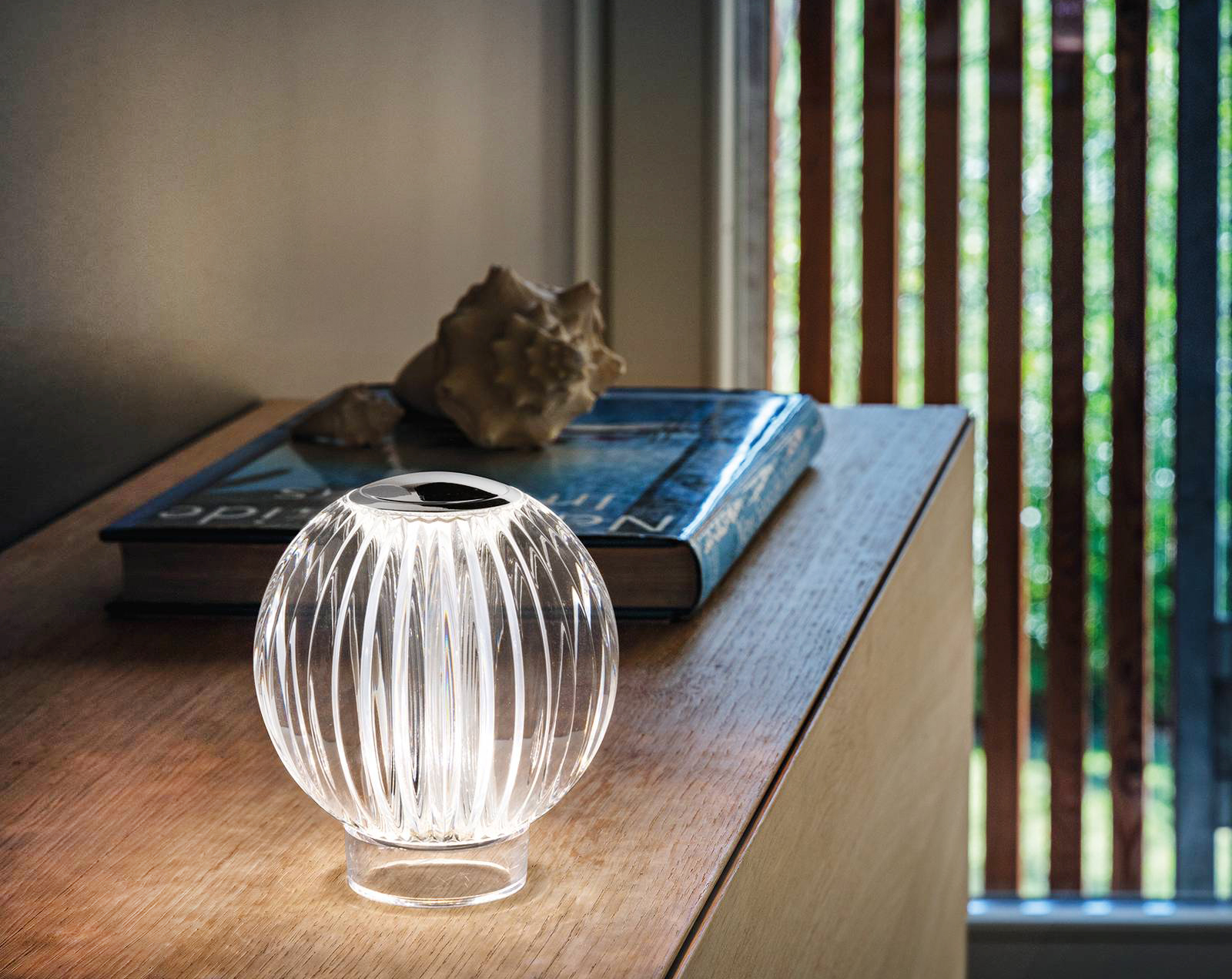 La lampada da tavolo Diamond di Ideal Lux è dotata di una batteria ricaricabile che permette di usarla dove si vuole; inoltre, è dotata di dimmer tattile. Il diffusore è realizzato in acrilico trasparente con lavorazione ad effetto cristallo molato.  https://www.ideal-lux.com – Euroluce, padiglione 2, stand A33/B26. La lampada da tavolo Diamond di Ideal Lux è dotata di una batteria ricaricabile che permette di usarla dove si vuole; inoltre, è dotata di dimmer tattile. Il diffusore è realizzato in acrilico trasparente con lavorazione ad effetto cristallo molato.  https://www.ideal-lux.com – Euroluce, padiglione 2, stand A33/B26.