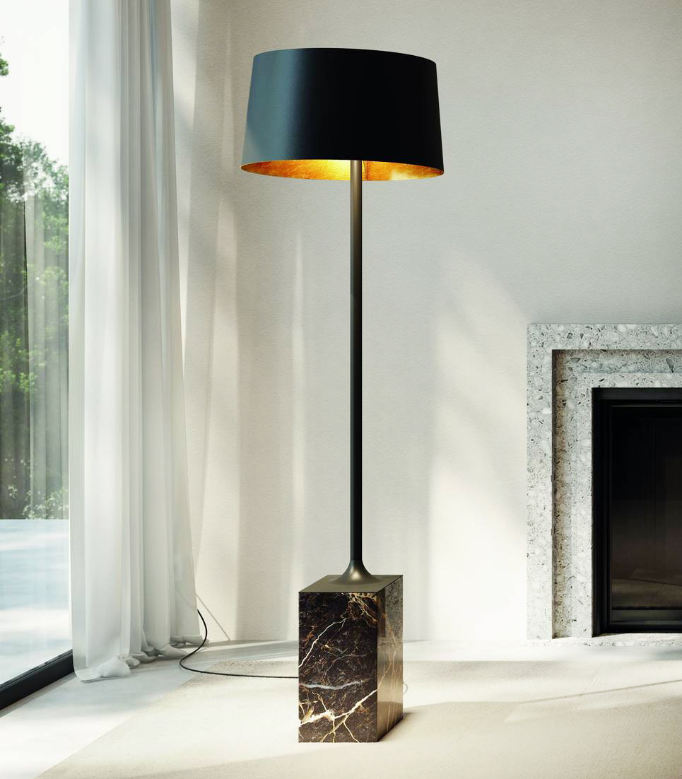 La grande e scenografica lampada da terra Flamenco di Zava illumina la galleria espositiva Materia 2.0 insieme ad altre iconiche lampade per dare vita ad un percorso visivo che valorizza gli angoli di accoglienza. La base stretta e alta in marmo è abbinata al grande paralume in metallo nero in posizionato “sfalsato”.  https://zavaluce.it/it – Fuorisalone, ZAVA @Materia2.0 – Via Marco Polo 9, Milano.