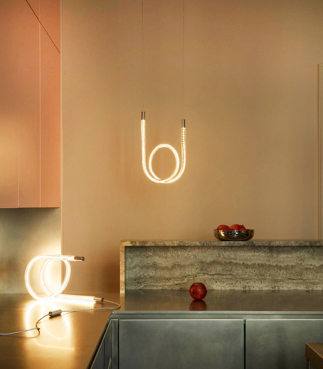 Eleganza contemporanea per le lampade, nella versione da tavolo e applique, della collezione Torsade di Saint–Louis ottenute tramite la lavorazione artigianale del cristallo. L'elevata maestria rende ogni pezzo straordinario, una vera e propria opera d'arte. https://www.saint-louis.com – Euroluce, padiglione 10, stand C25/D22. Eleganza contemporanea per le lampade, nella versione da tavolo e applique, della collezione Torsade di Saint–Louis ottenute tramite la lavorazione artigianale del cristallo. L'elevata maestria rende ogni pezzo straordinario, una vera e propria opera d'arte. https://www.saint-louis.com – Euroluce, padiglione 10, stand C25/D22.