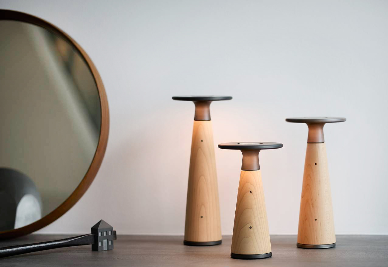 Una forma semplice per le lampade da tavolo ricaricabili Vosco di Ambientec che sono realizzate in legno in tre essenze (noce, acero e rovere) e sono dotate di  una nuova lente di Fresnel, sviluppata appositamente, che crea una luce morbida e uniforme. Hanno fino a 500 ore di illuminazione con una carica completa e una regolazione fluida, tra cinque livelli di luminosità, con un semplice tocco sul sensore.  https://ambientec.co.jp/en – Euroluce, padiglione 6, stand B21/C18. Una forma semplice per le lampade da tavolo ricaricabili Vosco di Ambientec che sono realizzate in legno in tre essenze (noce, acero e rovere) e sono dotate di  una nuova lente di Fresnel, sviluppata appositamente, che crea una luce morbida e uniforme. Hanno fino a 500 ore di illuminazione con una carica completa e una regolazione fluida, tra cinque livelli di luminosità, con un semplice tocco sul sensore.  https://ambientec.co.jp/en – Euroluce, padiglione 6, stand B21/C18.