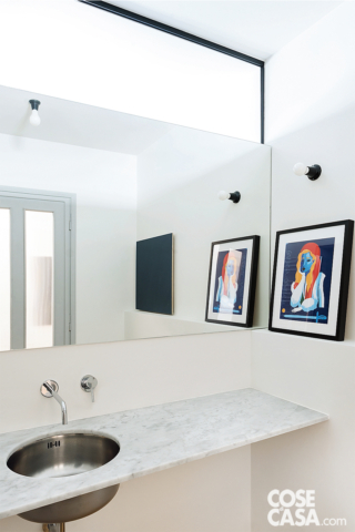 Nel bagno, per il top del lavabo si è utilizzato un materiale di pregio come il marmo di Carrara, abbinato a contrasto con acciaio dal sapore hi-tech.
I progettisti hanno scelto la lastra, che è stata poi tagliata su misura per aderire perfettamente alle pareti e per ospitare un catino in acciaio inox, montato sotto-top e lasciato completamente a vista nella parte inferiore, che sembra galleggiare nel vuoto. Nel bagno, per il top del lavabo si è utilizzato un materiale di pregio come il marmo di Carrara, abbinato a contrasto con acciaio dal sapore hi-tech.
I progettisti hanno scelto la lastra, che è stata poi tagliata su misura per aderire perfettamente alle pareti e per ospitare un catino in acciaio inox, montato sotto-top e lasciato completamente a vista nella parte inferiore, che sembra galleggiare nel vuoto.