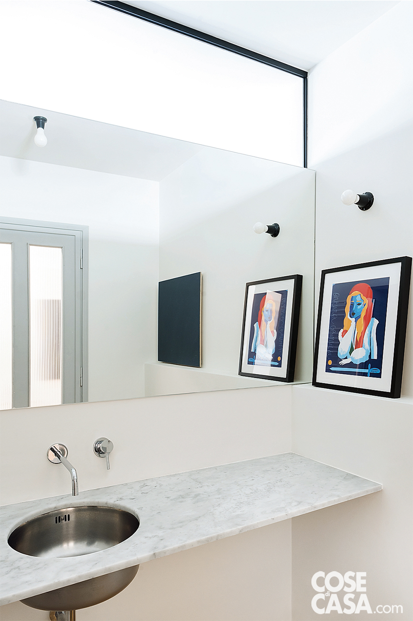 Nel bagno, per il top del lavabo si è utilizzato un materiale di pregio come il marmo di Carrara, abbinato a contrasto con acciaio dal sapore hi-tech.
I progettisti hanno scelto la lastra, che è stata poi tagliata su misura per aderire perfettamente alle pareti e per ospitare un catino in acciaio inox, montato sotto-top e lasciato completamente a vista nella parte inferiore, che sembra galleggiare nel vuoto. Nel bagno, per il top del lavabo si è utilizzato un materiale di pregio come il marmo di Carrara, abbinato a contrasto con acciaio dal sapore hi-tech.
I progettisti hanno scelto la lastra, che è stata poi tagliata su misura per aderire perfettamente alle pareti e per ospitare un catino in acciaio inox, montato sotto-top e lasciato completamente a vista nella parte inferiore, che sembra galleggiare nel vuoto.