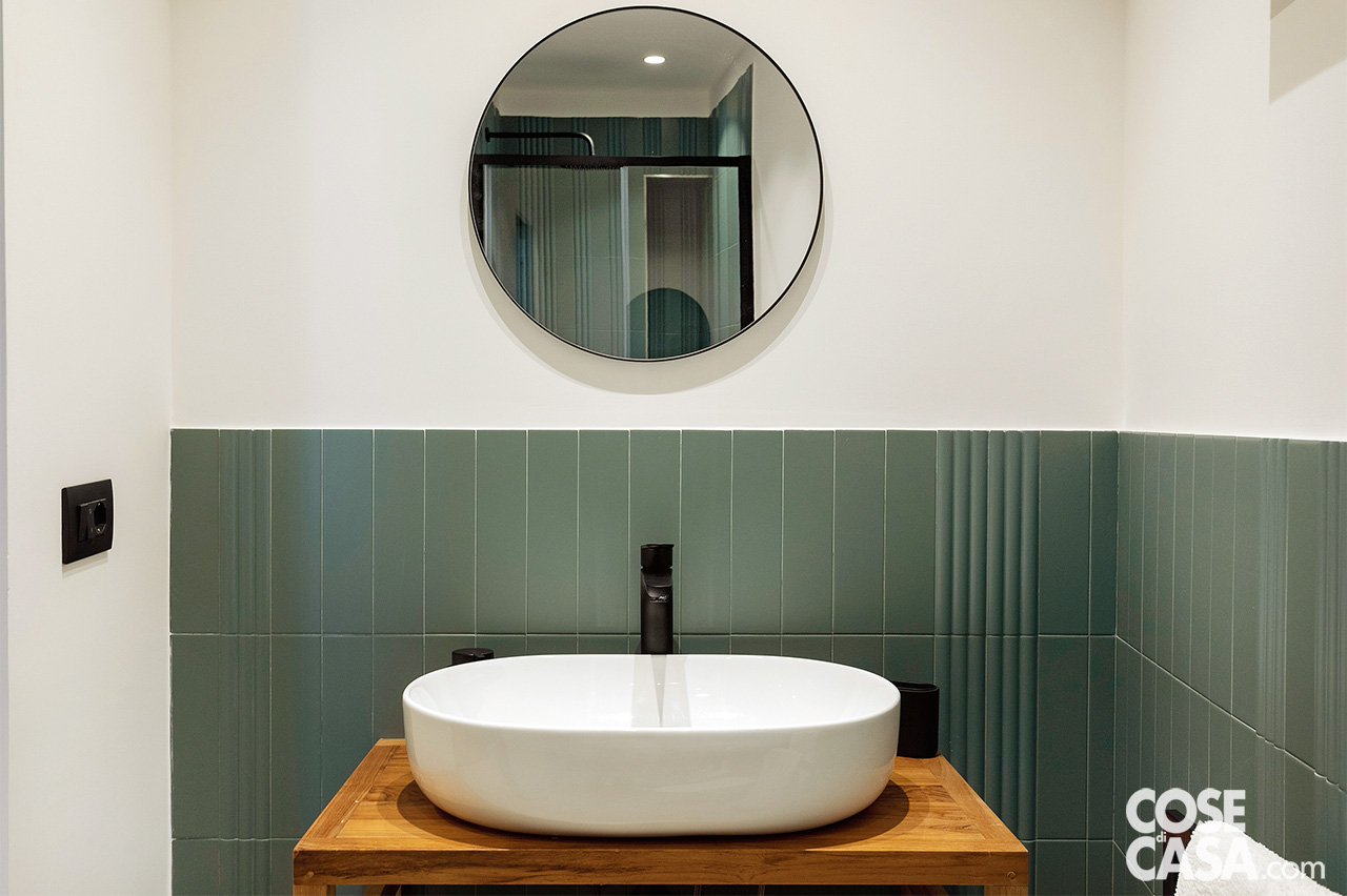 lavabo bagno con piastrelle verdi