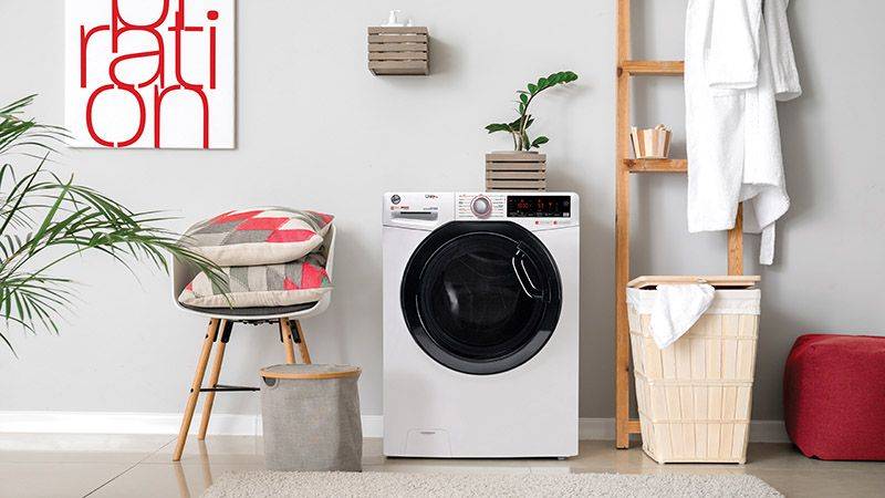 lavatrice H-LINK PRO HooverGestibile da remoto attraverso l’app, la lavatrice a carica frontale H-LINK PRO di Hoover fornisce tante funzionalità avanzate e personalizzate. Capiente 7 kg, ha una profondità di 45 cm e motore Eco-Power Inverter resistente e silenzioso. In classe A, è dotata di funzione KG Mode che pesa la biancheria nei primi 4 minuti del programma, adeguando l'utilizzo di acqua, energia e tempi. Misura L 60 x P 45 x H 85 cm. Prezzo 399,99 euro. www.hoover-home.com lavatrice H-LINK PRO HooverGestibile da remoto attraverso l’app, la lavatrice a carica frontale H-LINK PRO di Hoover fornisce tante funzionalità avanzate e personalizzate. Capiente 7 kg, ha una profondità di 45 cm e motore Eco-Power Inverter resistente e silenzioso. In classe A, è dotata di funzione KG Mode che pesa la biancheria nei primi 4 minuti del programma, adeguando l'utilizzo di acqua, energia e tempi. Misura L 60 x P 45 x H 85 cm. Prezzo 399,99 euro. www.hoover-home.com