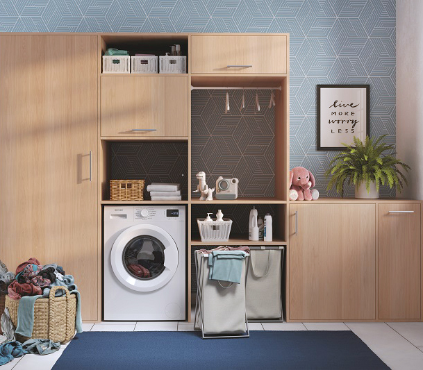 MyTime IM 962 MY TIME IT di Indesit offre 5 cicli pensati per garantire ottimi risultati anche con lavaggi rapidi: tre durano 59 minuti (Carico Pieno, Sintetici e Misti), uno è da 28 minuti per gli indumenti di cotone e uno express è da 14 minuti. Il programma Pulizia Cestello aiuta ad assicurare un ambiente più igienico per il bucato, proteggendo l’elettrodomestico dalla formazione di calcare. In classe A, è capiente 9 kg ma ha profondità ridotta di 55 cm. Misura L 50 x P 55 x H 84,5 cm. Prezzo 349 euro. www.indesit.it MyTime IM 962 MY TIME IT di Indesit offre 5 cicli pensati per garantire ottimi risultati anche con lavaggi rapidi: tre durano 59 minuti (Carico Pieno, Sintetici e Misti), uno è da 28 minuti per gli indumenti di cotone e uno express è da 14 minuti. Il programma Pulizia Cestello aiuta ad assicurare un ambiente più igienico per il bucato, proteggendo l’elettrodomestico dalla formazione di calcare. In classe A, è capiente 9 kg ma ha profondità ridotta di 55 cm. Misura L 50 x P 55 x H 84,5 cm. Prezzo 349 euro. www.indesit.it