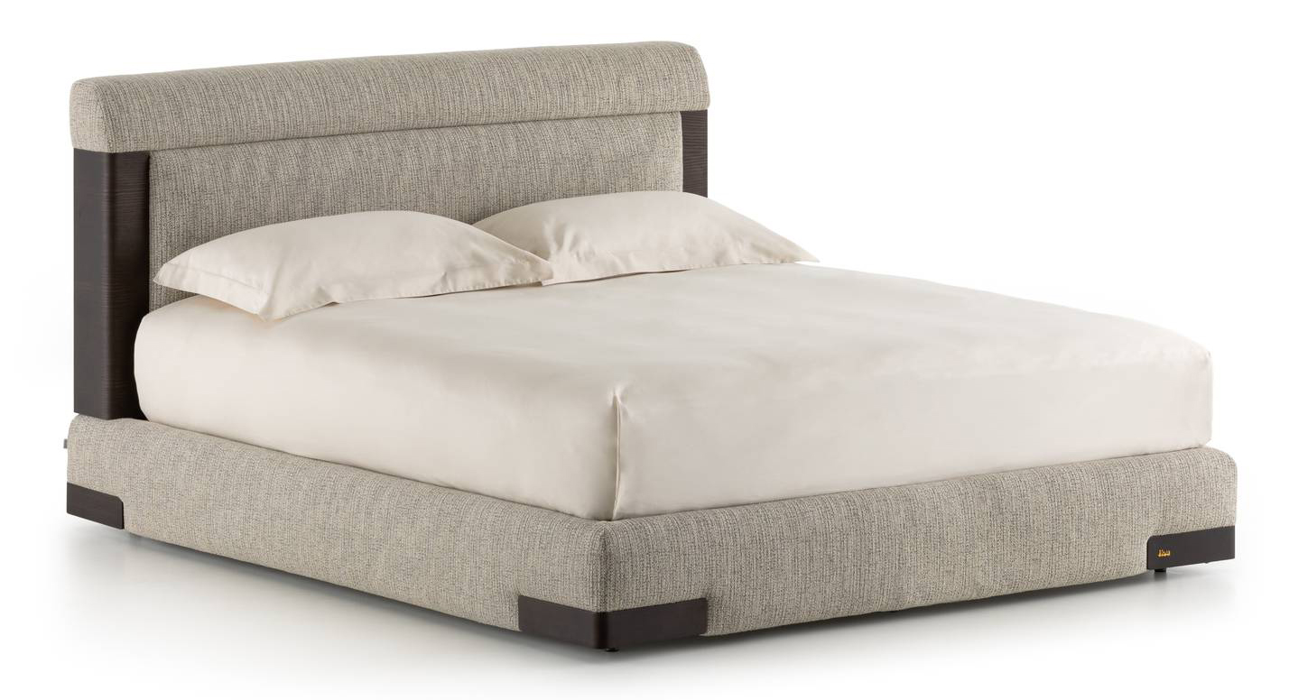 Forme monumentali per il letto Elia di Flou che si ispira alle opere architettoniche Antonio Sant' Elia, architetto futurista che ha saputo fondere i volumi della monumentalità classica con la dinamicità della poetica futurista. La testata riccamente imbottita integra elementi in legno, in diverse finiture, con il rivestimento in tessuto. https://www.flou.it/it – Salone del mobile 2025, padiglione 11, Stand B12/A15. Forme monumentali per il letto Elia di Flou che si ispira alle opere architettoniche Antonio Sant' Elia, architetto futurista che ha saputo fondere i volumi della monumentalità classica con la dinamicità della poetica futurista. La testata riccamente imbottita integra elementi in legno, in diverse finiture, con il rivestimento in tessuto. https://www.flou.it/it – Salone del mobile 2025, padiglione 11, Stand B12/A15.