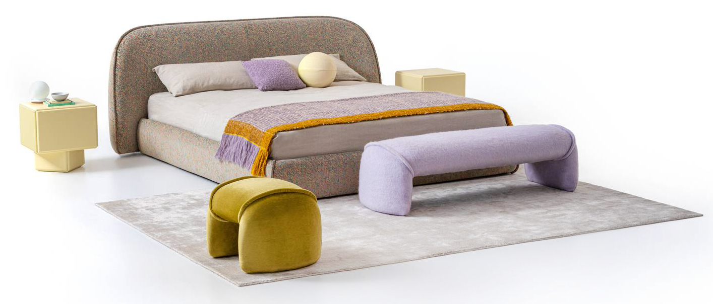 Il letto Sedona disegnato da Patricia Urquiola per Moroso ha un design che pensa al letto come "stanza nella stanza". È rivestito con un tessuto con una base lilla dove sprazzi di arancio e verde si intrecciano per dare vita a un motivo astratto, come nel paesaggio naturale rivelato dalla cittadina americana alle porte del Grand Canyon, celebre per le terre rosse, da cui prende il nome. https://moroso.it  - Fuorisalone, Flagship Store – Via Pontaccio 8/10, Milano.