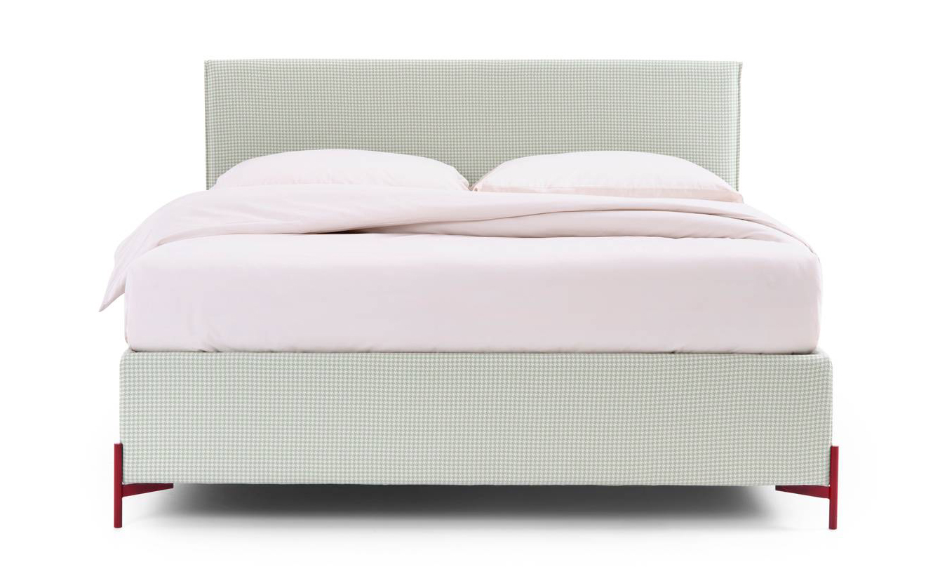 Il letto tessile Cosmo di Noctis è rivestito in tessuto Parà ed è dotato di un profilo laterale della testata bordino in colore beige; i sottili piedini Cosmo in metallo nella variante rosso danno vita ad un raffinato contrasto. https://nottenoctis.it – Fuorisalone, NOTTENOCTIS - Flagship Store Noctis – Via Molino delle Armi 11, Milano.