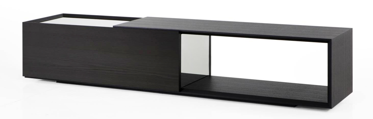 Una forma scolpita e nitida per la madia Twin di Porro che nasce da un’interpretazione della geometria costruttivista: è composta da due volumi in frassino tinto nero che si compenetrano dando vita a prospettive nuove grazie anche alla presenza di uno specchio. https://www.porro.com/it - Salone del mobile 2025, padiglione 11, Stand D15/E18. Una forma scolpita e nitida per la madia Twin di Porro che nasce da un’interpretazione della geometria costruttivista: è composta da due volumi in frassino tinto nero che si compenetrano dando vita a prospettive nuove grazie anche alla presenza di uno specchio. https://www.porro.com/it - Salone del mobile 2025, padiglione 11, Stand D15/E18.