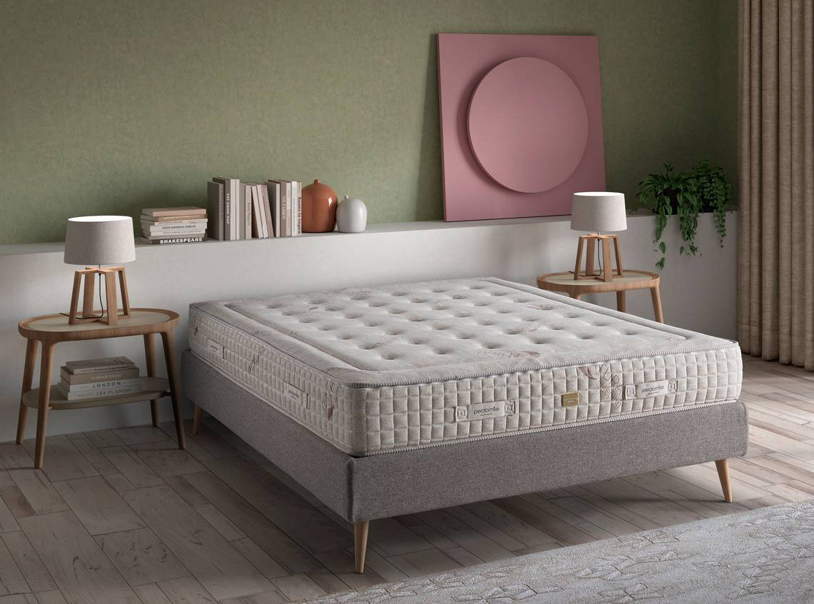 Il materasso Bio Memory Luxe di Perdormire utilizza tecnologie e materiali antiallergici, antimicrobici e antistatici. È composto in parte di fibra Biocell e tessuto Silver Safe, entrambi con percentuali d’argento a effetto allergenico e antimicrobico, uniti a probiotici attivi che inibiscono lo sviluppo di batteri e acari. Grazie alla sua qualità automodellante, offre inoltre il giusto supporto per la colonna vertebrale, e un confortevole rilassamento generale della muscolatura. Ha un rivestimento in fibra di cotone e lino, imbottitura anallergica e lastra in Memory Bio Visco Mind® a basso impatto ambientale. Con un’altezza totale di 22 cm, è sfoderabile ed è disponibile nella misura matrimoniale, singola e da una piazza e mezza. Per la misura 160x190 cm, prezzo 1.399 euro. www.perdormire.it Il materasso Bio Memory Luxe di Perdormire utilizza tecnologie e materiali antiallergici, antimicrobici e antistatici. È composto in parte di fibra Biocell e tessuto Silver Safe, entrambi con percentuali d’argento a effetto allergenico e antimicrobico, uniti a probiotici attivi che inibiscono lo sviluppo di batteri e acari. Grazie alla sua qualità automodellante, offre inoltre il giusto supporto per la colonna vertebrale, e un confortevole rilassamento generale della muscolatura. Ha un rivestimento in fibra di cotone e lino, imbottitura anallergica e lastra in Memory Bio Visco Mind® a basso impatto ambientale. Con un’altezza totale di 22 cm, è sfoderabile ed è disponibile nella misura matrimoniale, singola e da una piazza e mezza. Per la misura 160x190 cm, prezzo 1.399 euro. www.perdormire.it