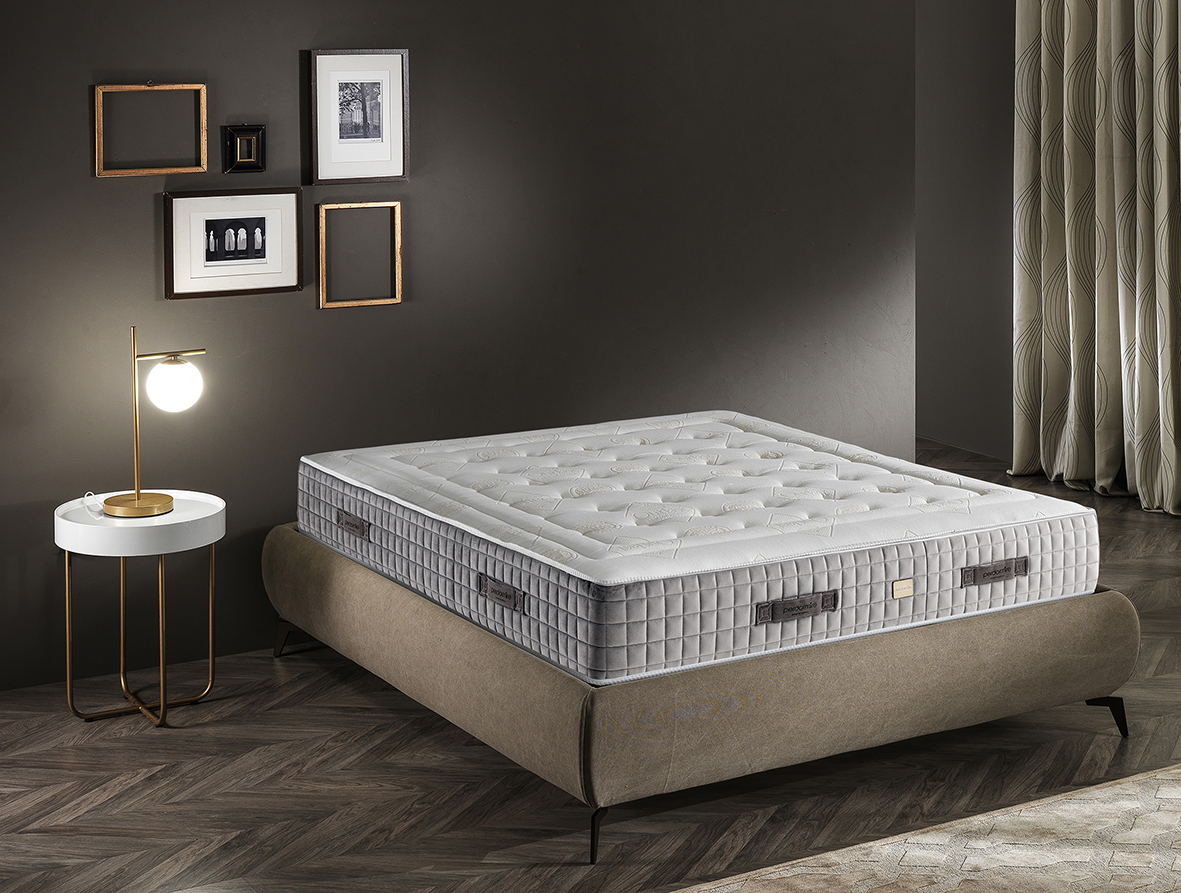 Clima Memory 5.0 è il materasso di Perdormire con lastra in memory foam e schiuma. Il rivestimento è in Outlast®, un tessuto sviluppato per conto della NASA e in grado di equilibrare le oscillazioni di temperatura, per il massimo benessere termico. È sfoderabile su 4 lati e lavabile. Nella misura 160x190 cm, prezzo 1.629 euro. www.perdormire.it Clima Memory 5.0 è il materasso di Perdormire con lastra in memory foam e schiuma. Il rivestimento è in Outlast®, un tessuto sviluppato per conto della NASA e in grado di equilibrare le oscillazioni di temperatura, per il massimo benessere termico. È sfoderabile su 4 lati e lavabile. Nella misura 160x190 cm, prezzo 1.629 euro. www.perdormire.it