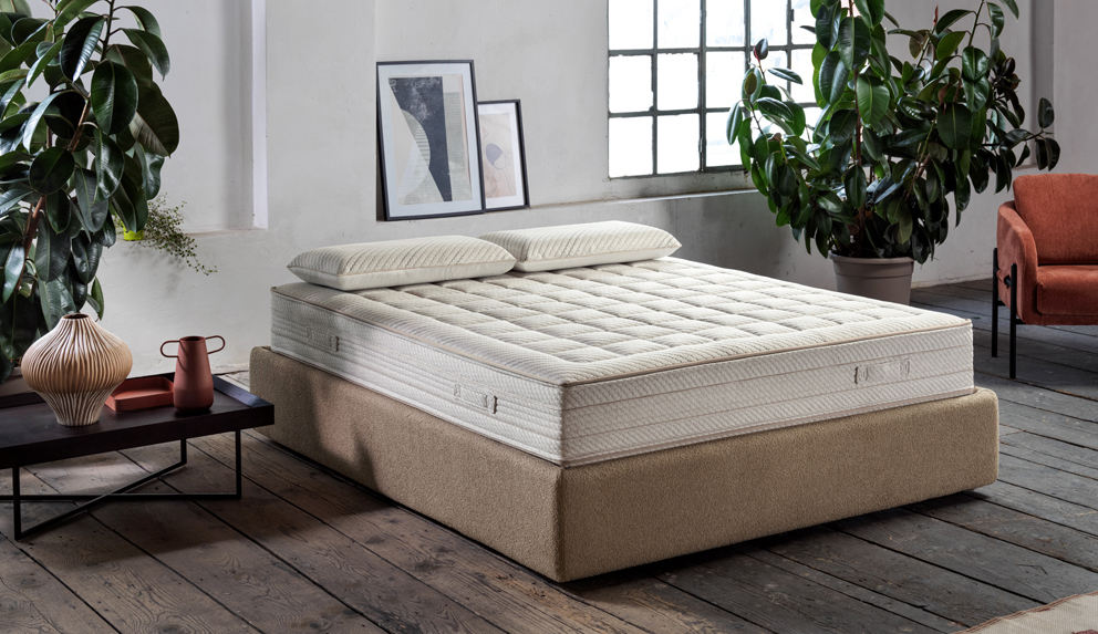 L’imbottitura in Nativa Silk, realizzata con seta riciclata al 100%, del materasso Divine Recycled di Dem Armonie del Sonno consente di regolare la temperatura corporea, mantenendo il fresco d'estate e il caldo d'inverno per un comfort ottimale. Nella versione matrimoniale è composto da 3.000 micromolle indipendenti, ha portanza a 7 zone differenziate ed è alto circa 25 cm. Il rivestimento è in tessuto Recycled®, morbido, traspirante e resistente, realizzato dalla combinazione di fibre cellulosiche sostenibili. Misura 80x190-195-200 cm. Prezzo 1.305 euro. www.demarmoniedelsonno.it L’imbottitura in Nativa Silk, realizzata con seta riciclata al 100%, del materasso Divine Recycled di Dem Armonie del Sonno consente di regolare la temperatura corporea, mantenendo il fresco d'estate e il caldo d'inverno per un comfort ottimale. Nella versione matrimoniale è composto da 3.000 micromolle indipendenti, ha portanza a 7 zone differenziate ed è alto circa 25 cm. Il rivestimento è in tessuto Recycled®, morbido, traspirante e resistente, realizzato dalla combinazione di fibre cellulosiche sostenibili. Misura 80x190-195-200 cm. Prezzo 1.305 euro. www.demarmoniedelsonno.it