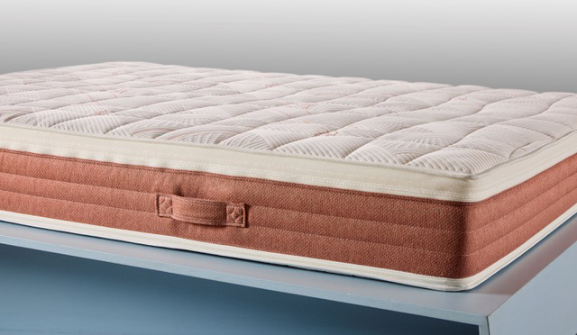 Grazie alle fibre di rame che contiene, il materasso Copper di Conforama ha proprietà antiossidanti, traspiranti e regolatrici per un riposo salutare. A molle insacchettate, alto 25 cm, è dotato di una tasca superiore con topper in lattice cm per offrire un miglior sostegno ed un'elevata traspirabilità. Completamente sfoderabile, è naturalmente antibatterico. È un dispositivo medico. Disponibile in più misure, da 80x190 cm prezzo 749 euro. www.conforama.it Grazie alle fibre di rame che contiene, il materasso Copper di Conforama ha proprietà antiossidanti, traspiranti e regolatrici per un riposo salutare. A molle insacchettate, alto 25 cm, è dotato di una tasca superiore con topper in lattice cm per offrire un miglior sostegno ed un'elevata traspirabilità. Completamente sfoderabile, è naturalmente antibatterico. È un dispositivo medico. Disponibile in più misure, da 80x190 cm prezzo 749 euro. www.conforama.it