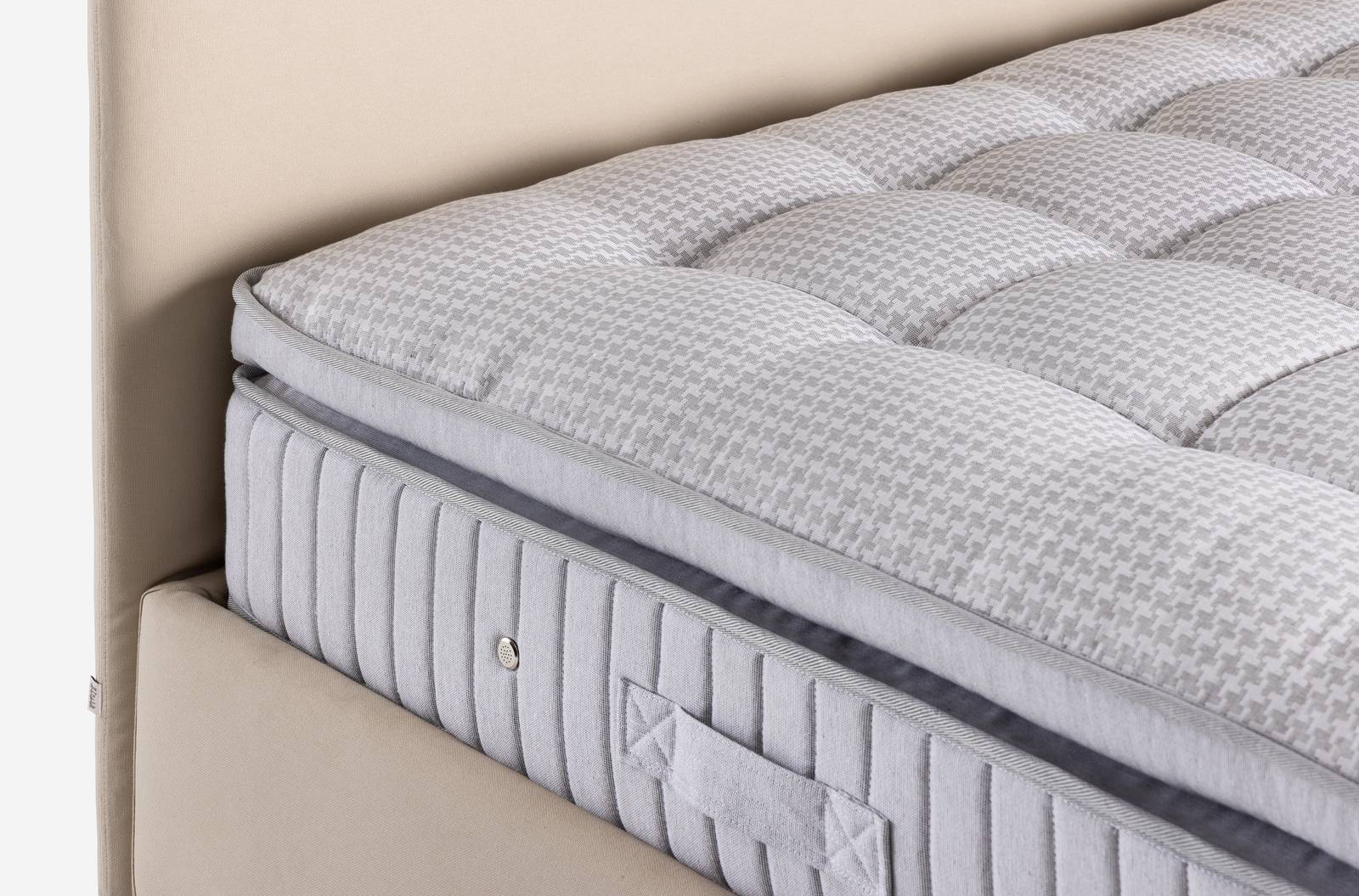 Ha un medio grado di rigidità il materasso Olimpo di Flou che ha il topper integrato per amplificare in maniera ottimale il comfort. La fodera è in tessuto 100% naturale jacquard con un esclusivo motivo pied de poule. È composto da un primo strato in cotone per migliorare la dispersione dell'umidità e da un secondo strato a molle insacchettate a zone differenziate (H 14 cm). Disponibile singolo e matrimoniale. Singolo da 80x200 cm, prezzo 1.555 euro. www.flou.it Ha un medio grado di rigidità il materasso Olimpo di Flou che ha il topper integrato per amplificare in maniera ottimale il comfort. La fodera è in tessuto 100% naturale jacquard con un esclusivo motivo pied de poule. È composto da un primo strato in cotone per migliorare la dispersione dell'umidità e da un secondo strato a molle insacchettate a zone differenziate (H 14 cm). Disponibile singolo e matrimoniale. Singolo da 80x200 cm, prezzo 1.555 euro. www.flou.it