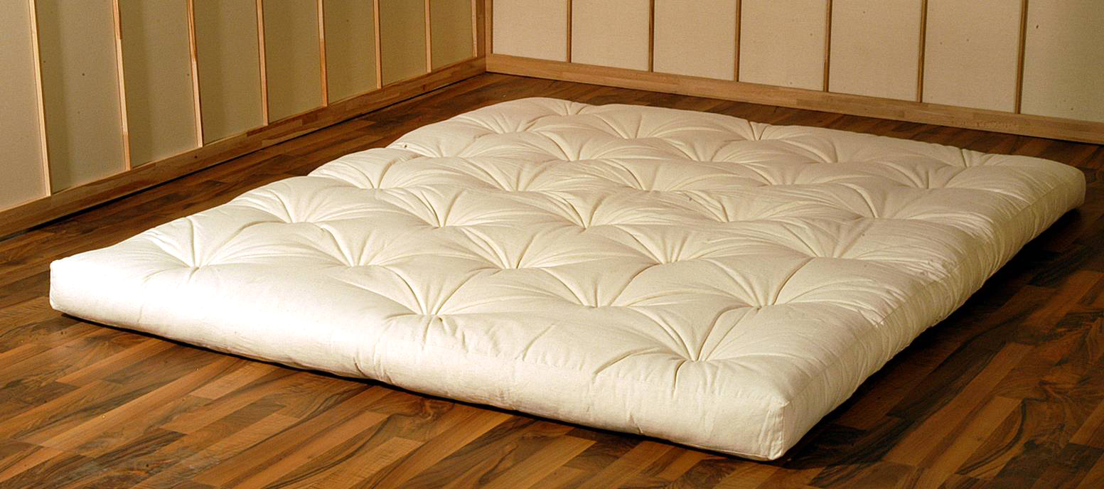 I materassi futon di Cinius sono in 100% cotone disposto a falde, non a fiocchi: tecnica di tradizione giapponese per assicurare comodità e resistenza nel tempo alle pressioni. La disposizione permette quindi di sorreggere in modo corretto la colonna vertebrale. Il cotone inoltre garantisce un'ottima traspirazione. Prezzo da 326 euro. www.cinius.com I materassi futon di Cinius sono in 100% cotone disposto a falde, non a fiocchi: tecnica di tradizione giapponese per assicurare comodità e resistenza nel tempo alle pressioni. La disposizione permette quindi di sorreggere in modo corretto la colonna vertebrale. Il cotone inoltre garantisce un'ottima traspirazione. Prezzo da 326 euro. www.cinius.com