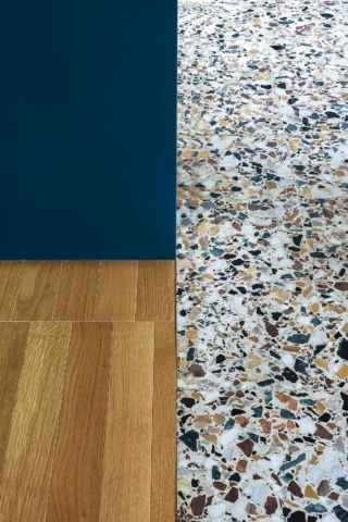 La posa del parquet adiacente alla graniglia esistente non ha creato difficoltà durante il cantiere; è stato soltanto necessario tagliare i listelli con precisione perché aderissero al profilo del rivestimento recuperato. La posa del parquet adiacente alla graniglia esistente non ha creato difficoltà durante il cantiere; è stato soltanto necessario tagliare i listelli con precisione perché aderissero al profilo del rivestimento recuperato.