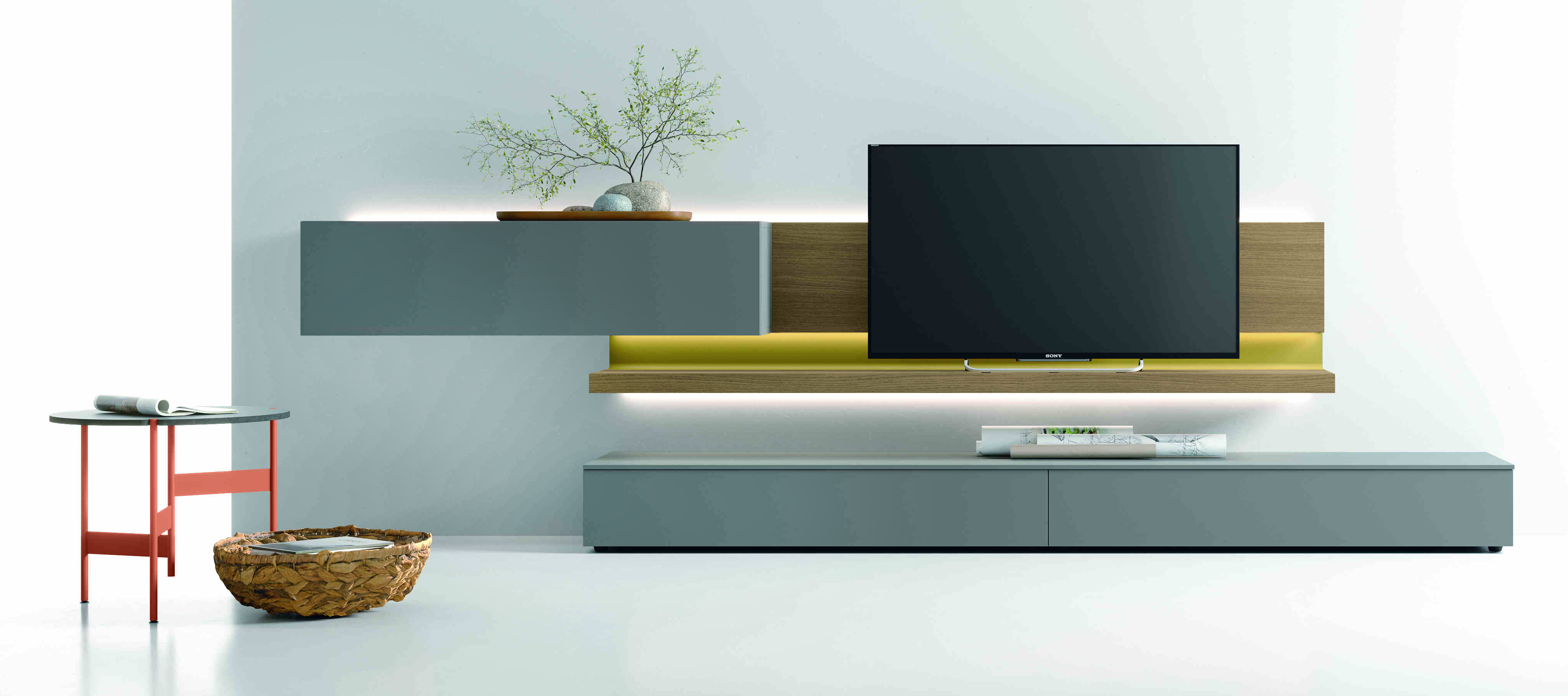 La mensola porta tv Shiro di Tomasella in materico, in diverse finiture, è dotata di un inserto in metallo e ha una duplice modalità di utilizzo che permette un’ampia varietà di composizione: può essere affiancata a un pensile della stessa altezza, posizionato allineato alla base per ampliare lo spazio contenitivo oppure può essere integrata con un pensile, ottenendo così una resa estetica più dinamica e incrementando comunque la capacità di contenimento. https://www.tomasella.it - Salone del mobile 2025, padiglione 7, Stand C02/D02.