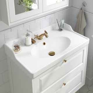 È color ottone il miscelatore per lavabo con manopole Runskär di Ikea. Ha aeratore integrato per limitare consumi d’acqua ed energia. È alto 10 cm ed è disponibile anche in finitura cromata. Prezzo nella finitura ottone 60 euro. www.ikea.com È color ottone il miscelatore per lavabo con manopole Runskär di Ikea. Ha aeratore integrato per limitare consumi d’acqua ed energia. È alto 10 cm ed è disponibile anche in finitura cromata. Prezzo nella finitura ottone 60 euro. www.ikea.com