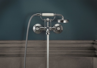 Il miscelatore vasca esterno con manopole a croce AXOR Montreux è una moderna reinterpretazione del design industriale di inizio Novecento. È realizzato in ottone e poi sottoposto a cromatura, per una maggiore lucentezza e durevolezza della finitura. Prezzo 1.776,50 euro. www.axor-design.com Il miscelatore vasca esterno con manopole a croce AXOR Montreux è una moderna reinterpretazione del design industriale di inizio Novecento. È realizzato in ottone e poi sottoposto a cromatura, per una maggiore lucentezza e durevolezza della finitura. Prezzo 1.776,50 euro. www.axor-design.com