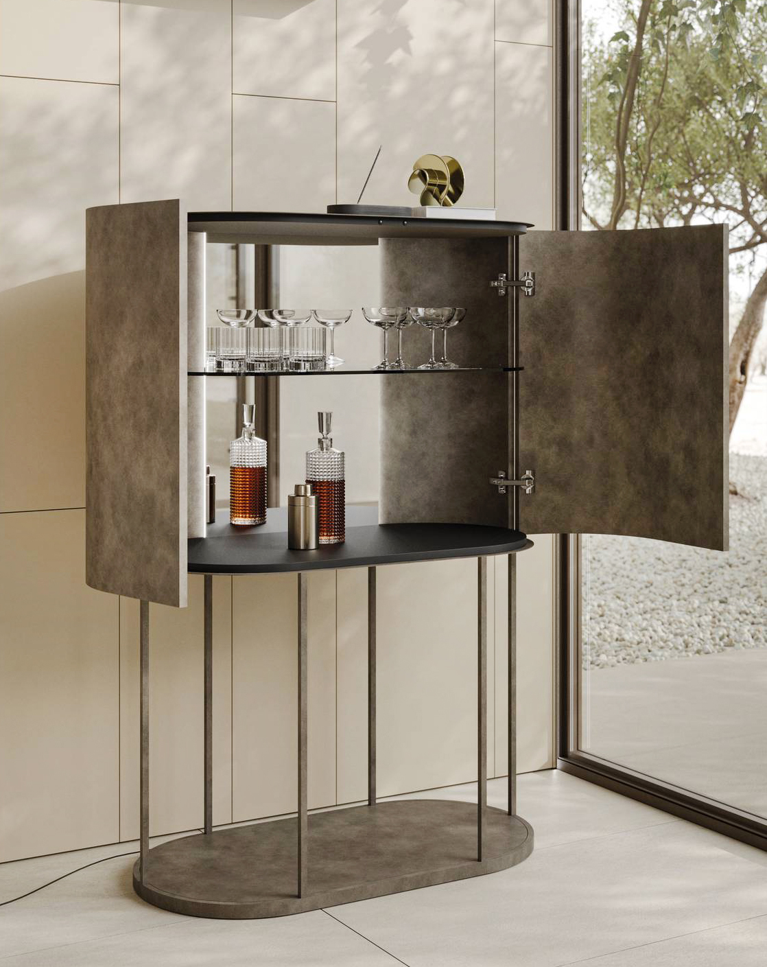 Il mobile bar freestanding Asteria Lounge di Ronda Design ha una base e un top in metallo verniciato e due ante curve in legno laccato con cerniere laterali; la rifinitura della parte posteriore permette di posizionarlo anche a centro stanza. Internamente, è rivestito in specchio e dispone di due Led interni opzionali. https://rondadesign.it - Salone del mobile 2025, padiglione 5, Stand B23.