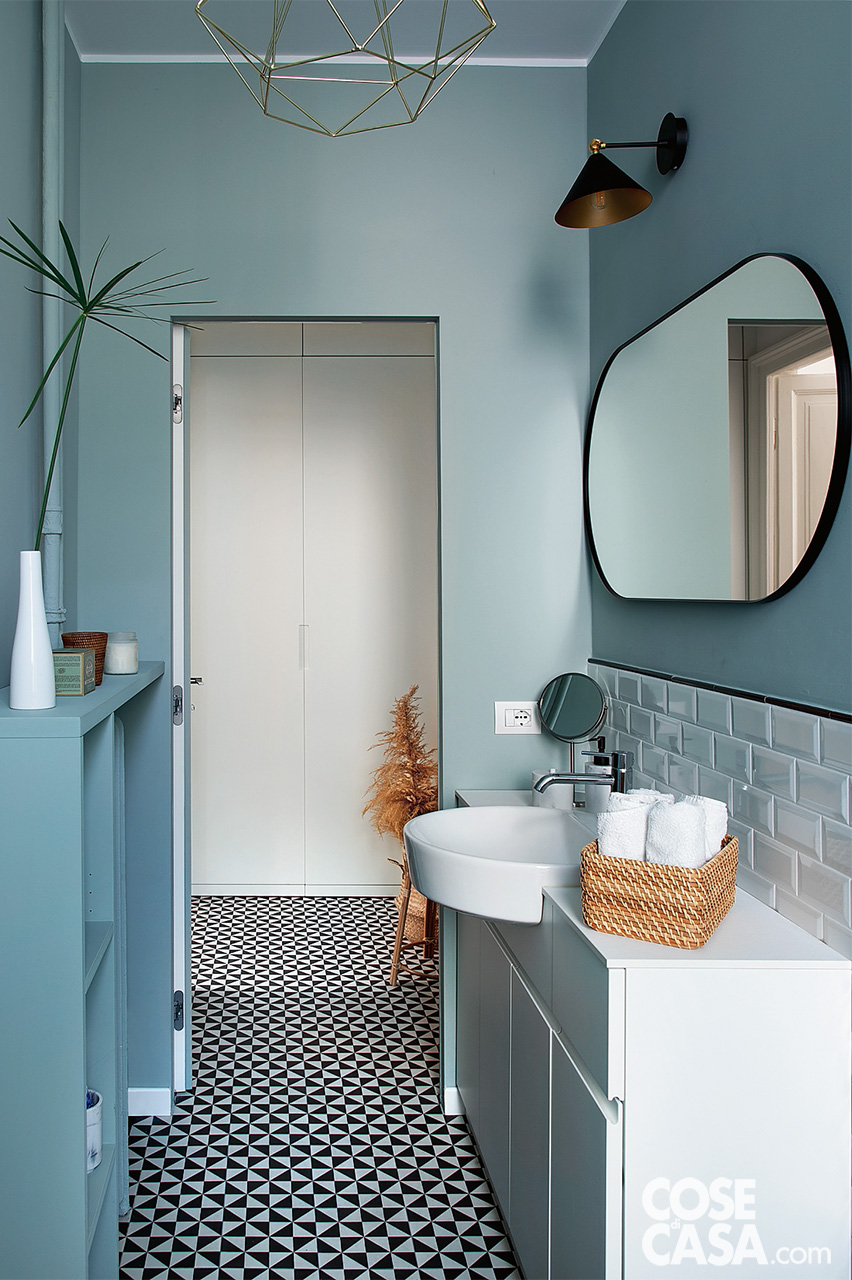 mobile lavabo bagno con pareti azzurre