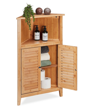 Il mobiletto angolare da bagno è chiuso da due ante a persiana in bambù. Misura L 58 x P 30 x H 92 cm e su relaxdays.it costa 79,99 euro.