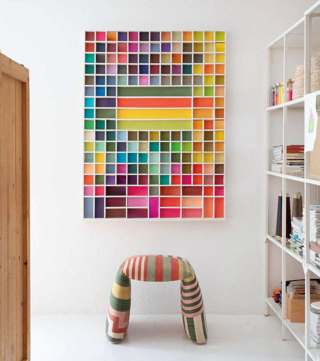 È disponibile in tre formati la nuova panchetta Folded di Nanimarquina che dona una dimensione tridimensionale nello spazio al tappeto: è completamente rivestita da un kilim in 100% lana Afgana disponibile in diverse varianti di colore e di decoro. La linea essenziale mette in evidenza il rivestimento. https://nanimarquina.com - Salone del mobile 2025, padiglione 24, Stand D07. È disponibile in tre formati la nuova panchetta Folded di Nanimarquina che dona una dimensione tridimensionale nello spazio al tappeto: è completamente rivestita da un kilim in 100% lana Afgana disponibile in diverse varianti di colore e di decoro. La linea essenziale mette in evidenza il rivestimento. https://nanimarquina.com - Salone del mobile 2025, padiglione 24, Stand D07.