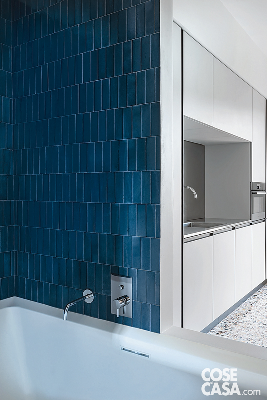 Il piccolo locale con la vasca ha le pareti rivestite con piastrelle della collezione Rice di Marazzi (www.marazzi.it), mentre a terra sono state posate quelle della serie Sensi di Florim (www.florim.com). Il piccolo locale con la vasca ha le pareti rivestite con piastrelle della collezione Rice di Marazzi (www.marazzi.it), mentre a terra sono state posate quelle della serie Sensi di Florim (www.florim.com).