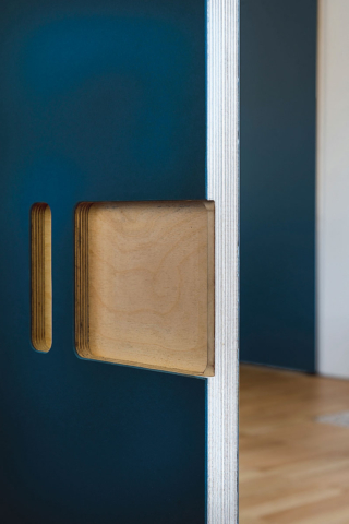 Per agevolare le operazioni di apertura e chiusura delle ante mobili del soggiorno, i progettisti hanno disegnato ad hoc delle maniglie, realizzate con intaglio (da Alchimia)sia sul linoleum sia
sul pannello multistrato. Per agevolare le operazioni di apertura e chiusura delle ante mobili del soggiorno, i progettisti hanno disegnato ad hoc delle maniglie, realizzate con intaglio (da Alchimia)sia sul linoleum sia
sul pannello multistrato.