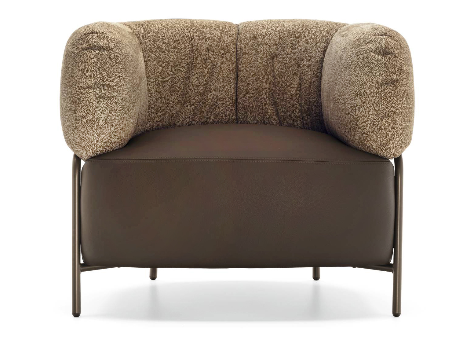 L'iconico camoscio OP (Occhio di Pernice) di Borbonese riveste la poltrona Quadrotta di Calligaris che abbina la struttura in metallo color bronzo alla scocca imbottita e rivestita in pelle color cioccolato. Lo schienale ne enfatizza la linea avvolgente. https://www.calligaris.com - Salone del mobile 2025, padiglione 18, Stand E22/D27. L'iconico camoscio OP (Occhio di Pernice) di Borbonese riveste la poltrona Quadrotta di Calligaris che abbina la struttura in metallo color bronzo alla scocca imbottita e rivestita in pelle color cioccolato. Lo schienale ne enfatizza la linea avvolgente. https://www.calligaris.com - Salone del mobile 2025, padiglione 18, Stand E22/D27.