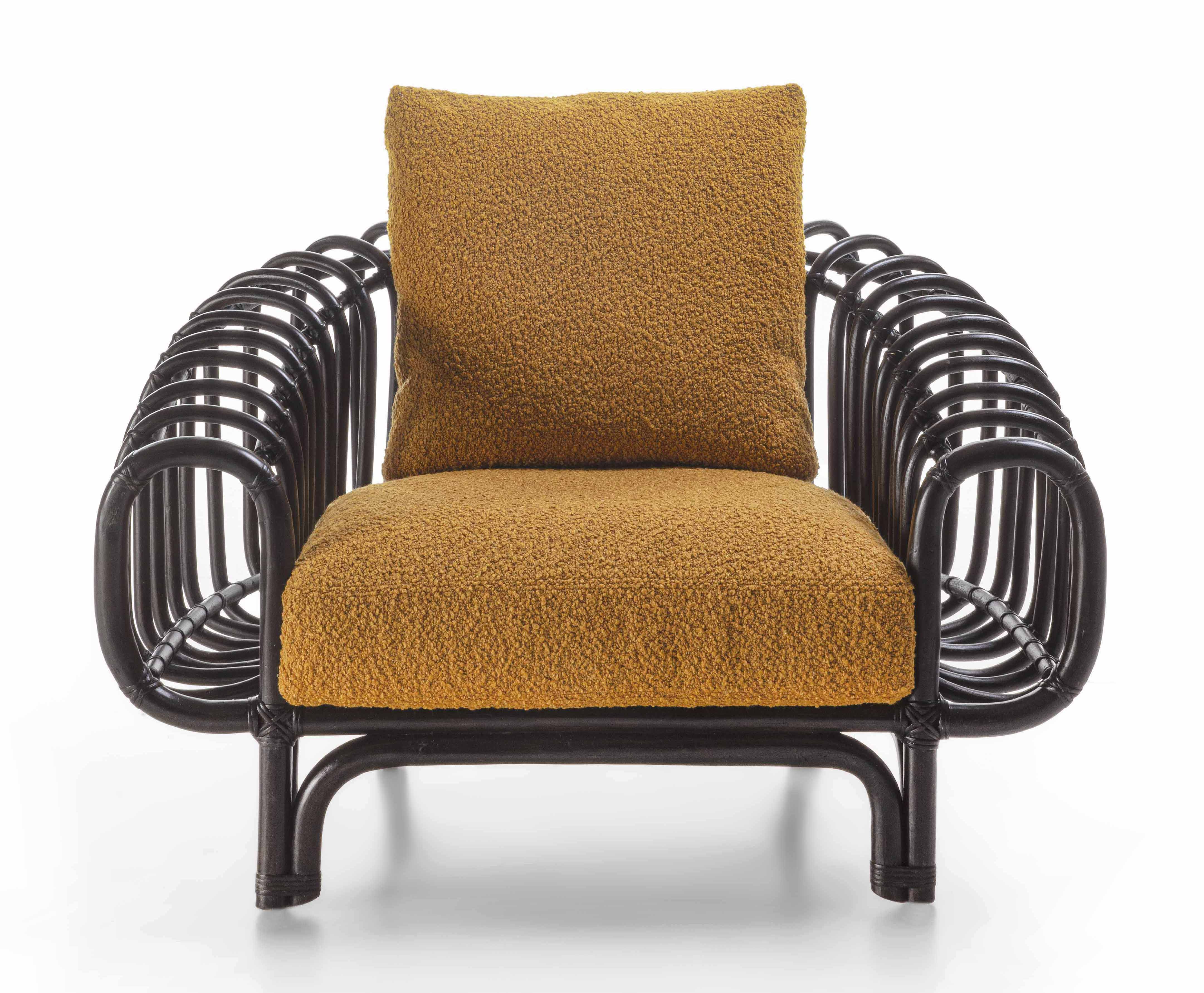 La lavorazione del giunco, tipica dell'artigianato degli Anni Cinquanta e Sessanta, reinterpretata per la poltrona Pan di Frigerio che ha un 'originale e scenografica forma a ferro di cavallo. La struttura è realizzata in materiale naturale piegato a vapore e poi tinto scuro; la seduta e lo schienale sono imbottiti e rivestiti in tessuto. https://www.frigerio.com/it – Salone del mobile 2025, padiglione 11, Stand C25/D18. La lavorazione del giunco, tipica dell'artigianato degli Anni Cinquanta e Sessanta, reinterpretata per la poltrona Pan di Frigerio che ha un 'originale e scenografica forma a ferro di cavallo. La struttura è realizzata in materiale naturale piegato a vapore e poi tinto scuro; la seduta e lo schienale sono imbottiti e rivestiti in tessuto. https://www.frigerio.com/it – Salone del mobile 2025, padiglione 11, Stand C25/D18.